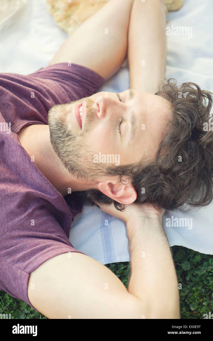Hombre, una siesta al aire libre Foto de stock