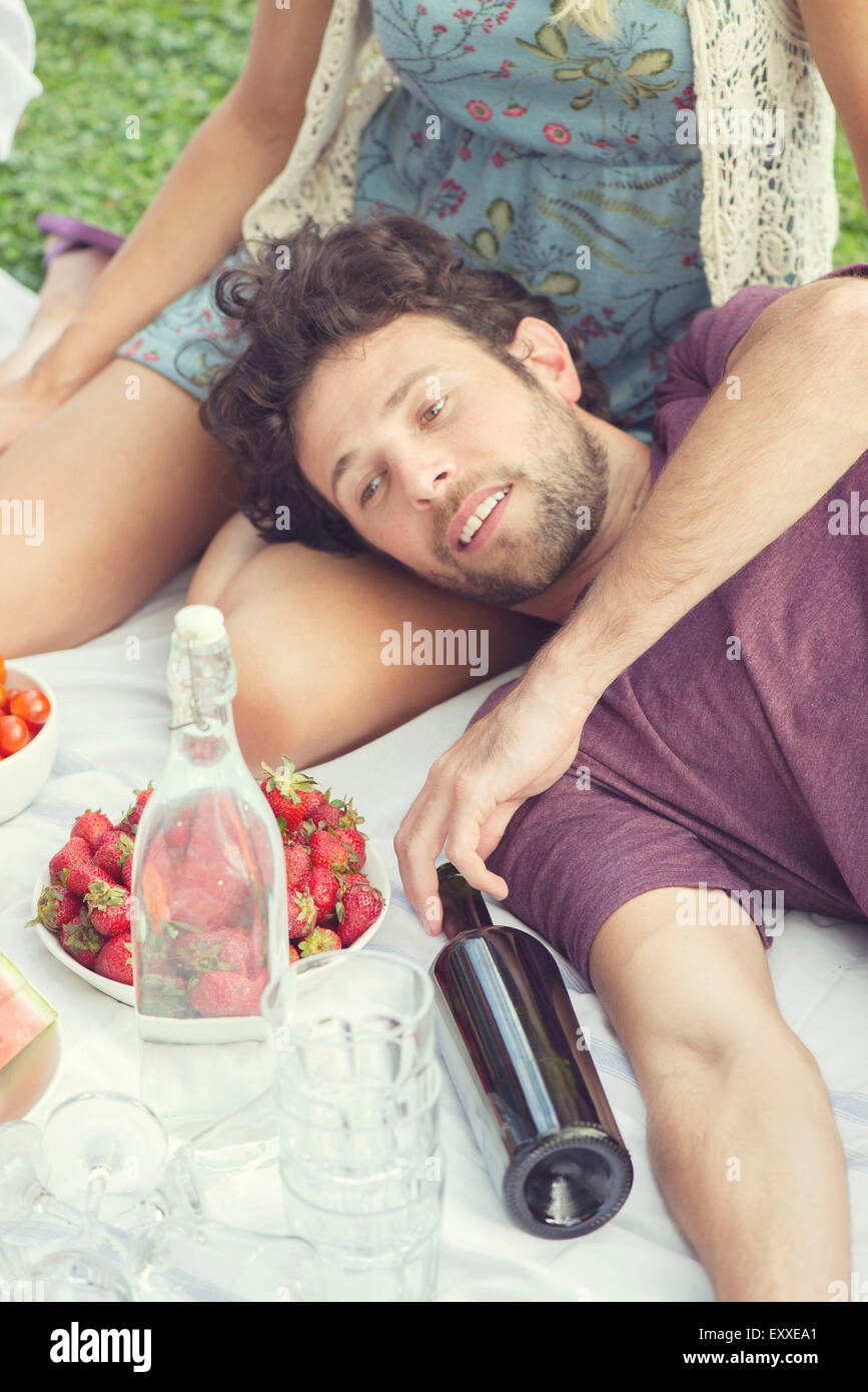 Hombre relajante con acompañante en picnic Foto de stock