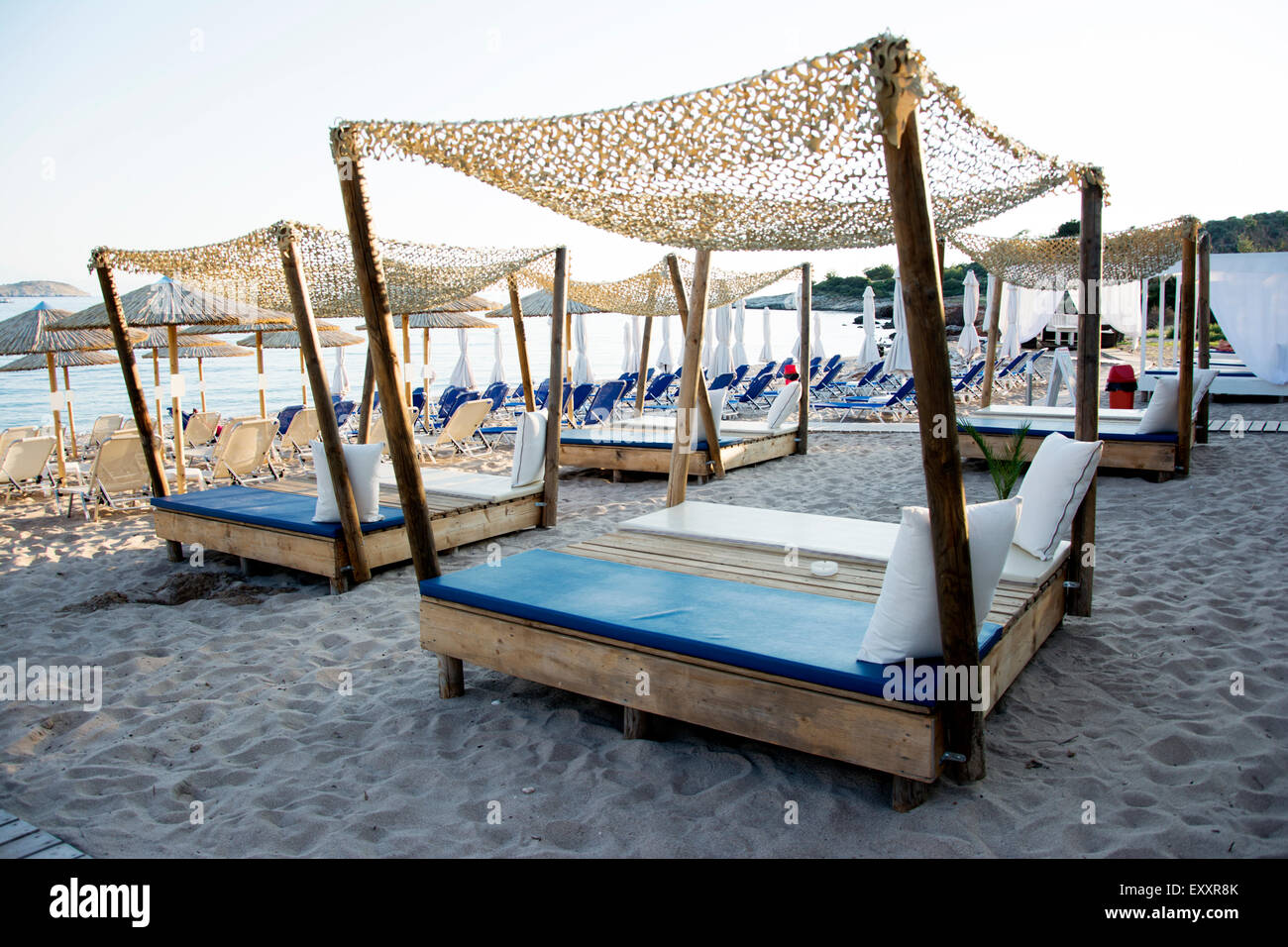 Playa de guijarros y arena con hermoso diseño sillas de cubierta Foto de stock