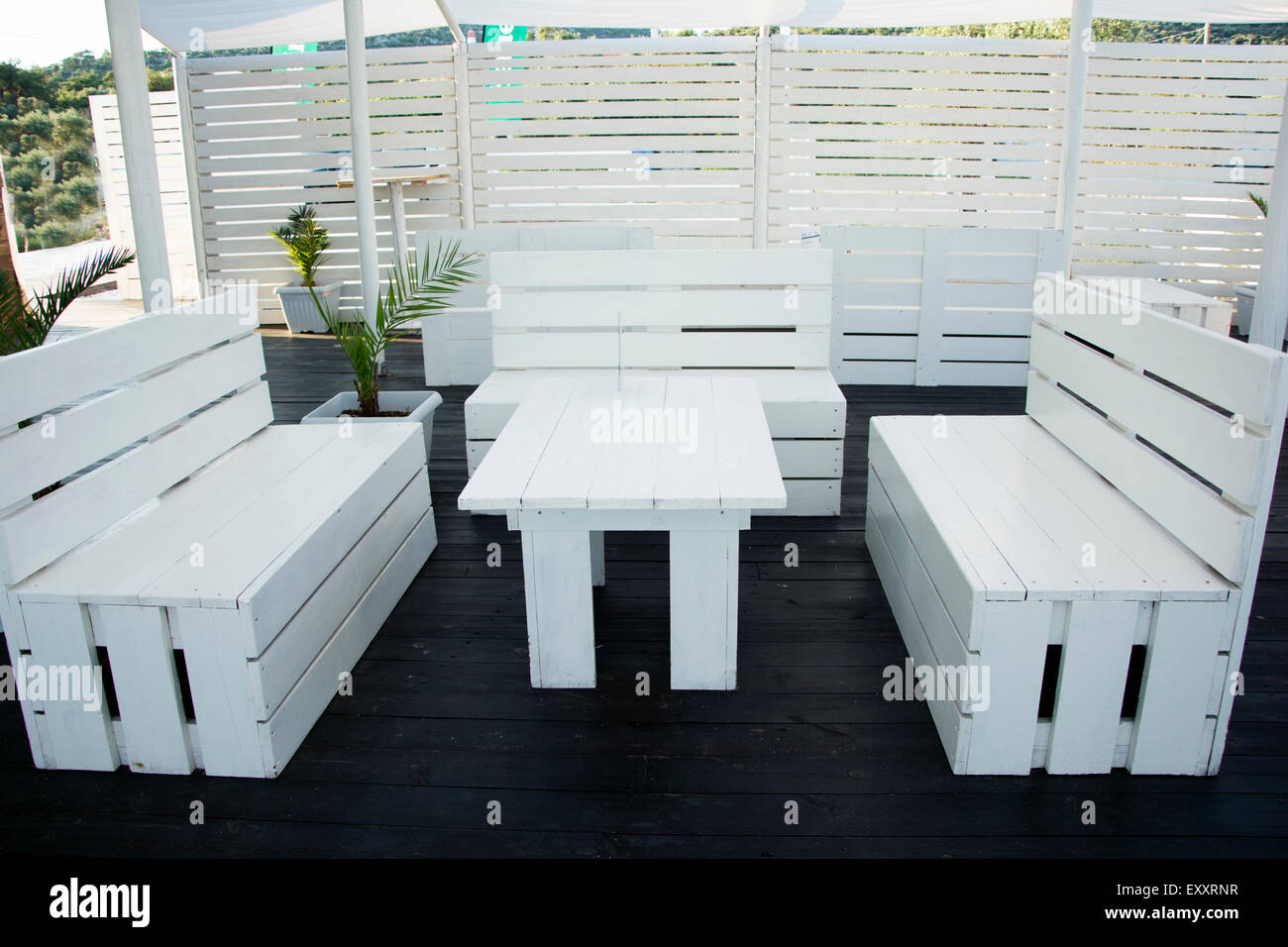 Paletas industriales muebles pintados en blanco para el bar de la playa,fantástica idea. Foto de stock