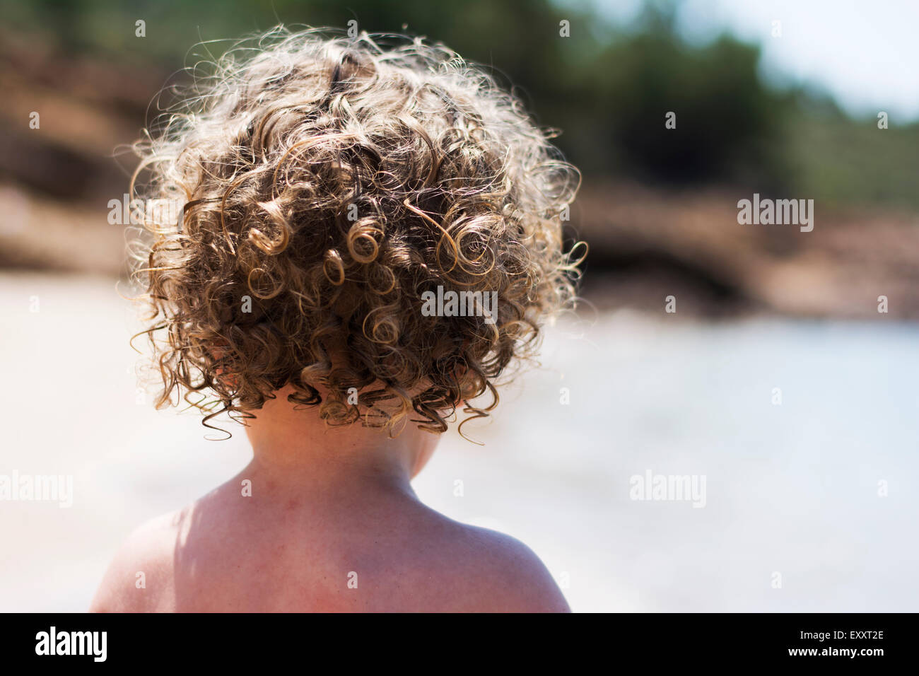 Niño pelo rizado fotografías e imágenes de alta resolución - Alamy