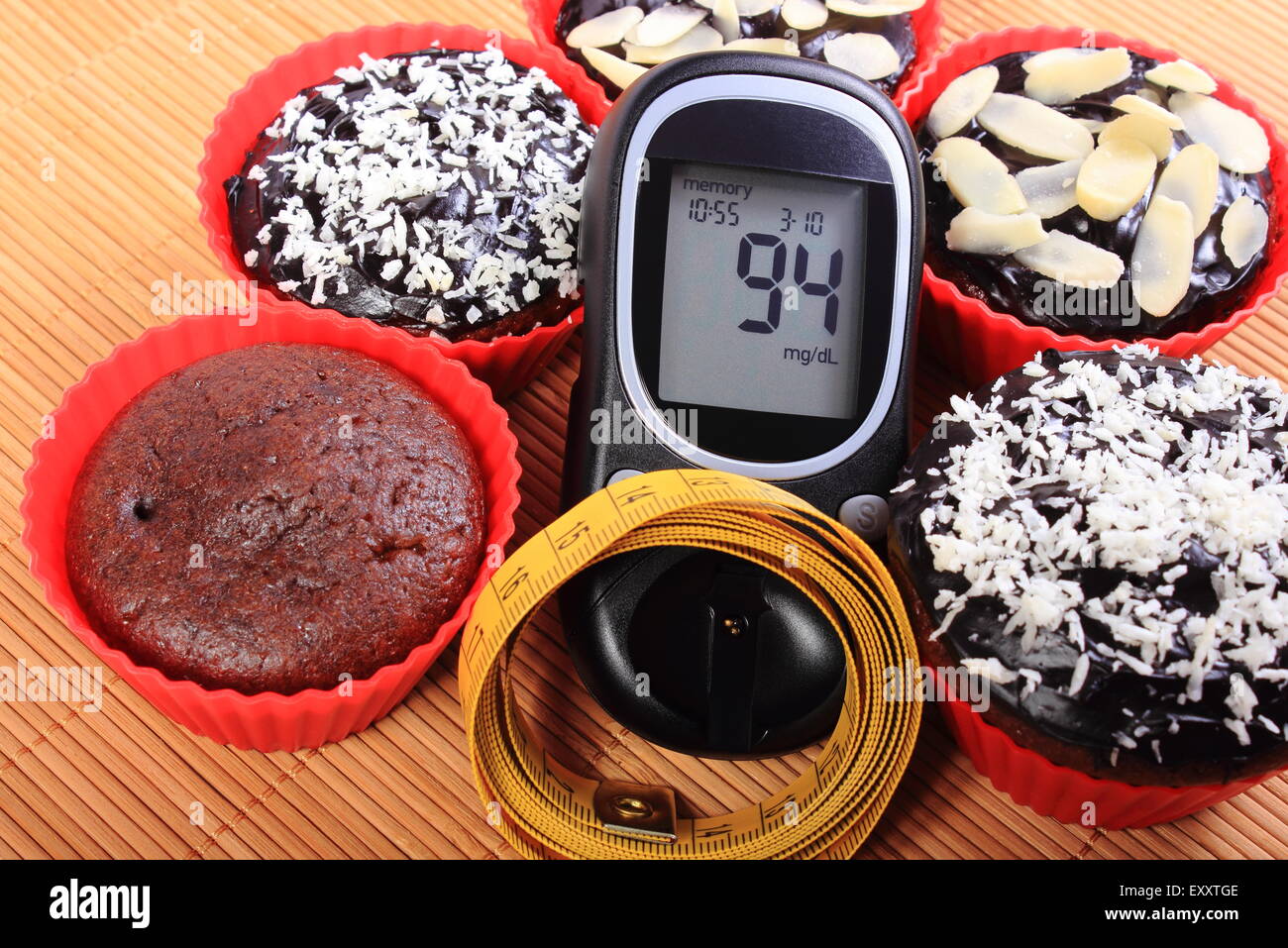 de glucosa caseros deliciosos panecillos de chocolate recién horneadas en silicona roja tazas y cinta de medir, un concepto para la diabetes Fotografía stock - Alamy