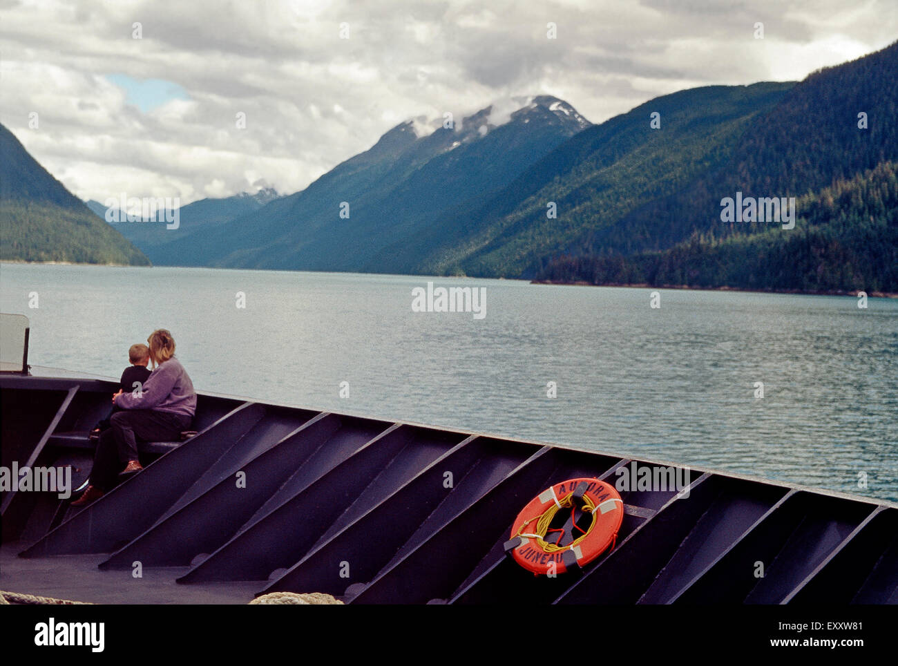 MV Aurora ferry navegando por el Canal de Portland a Hyder,British Columbia Foto de stock