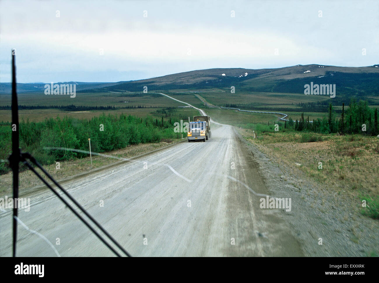 Una vista a través de un parabrisas roto de la canalización Translaska,Dalton Highway,Alaska Foto de stock