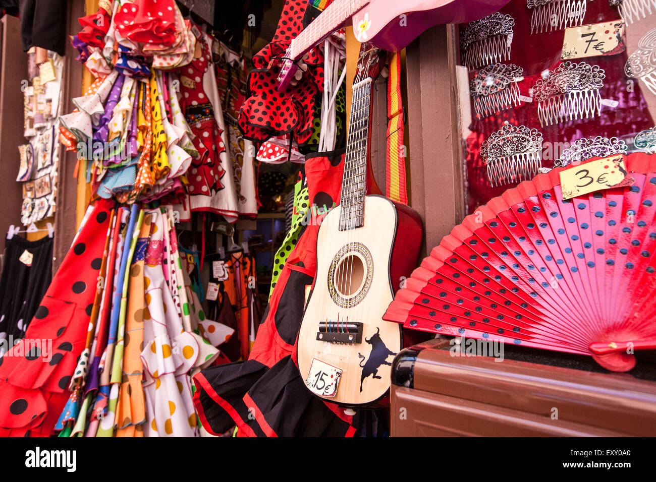 Tienda de venta barata guitarras españolas, abanicos y vestidos de flamenco  de Sevilla en esta tienda turística en las estrechas callejuelas del casco  antiguo de la ciudad Fotografía de stock - Alamy