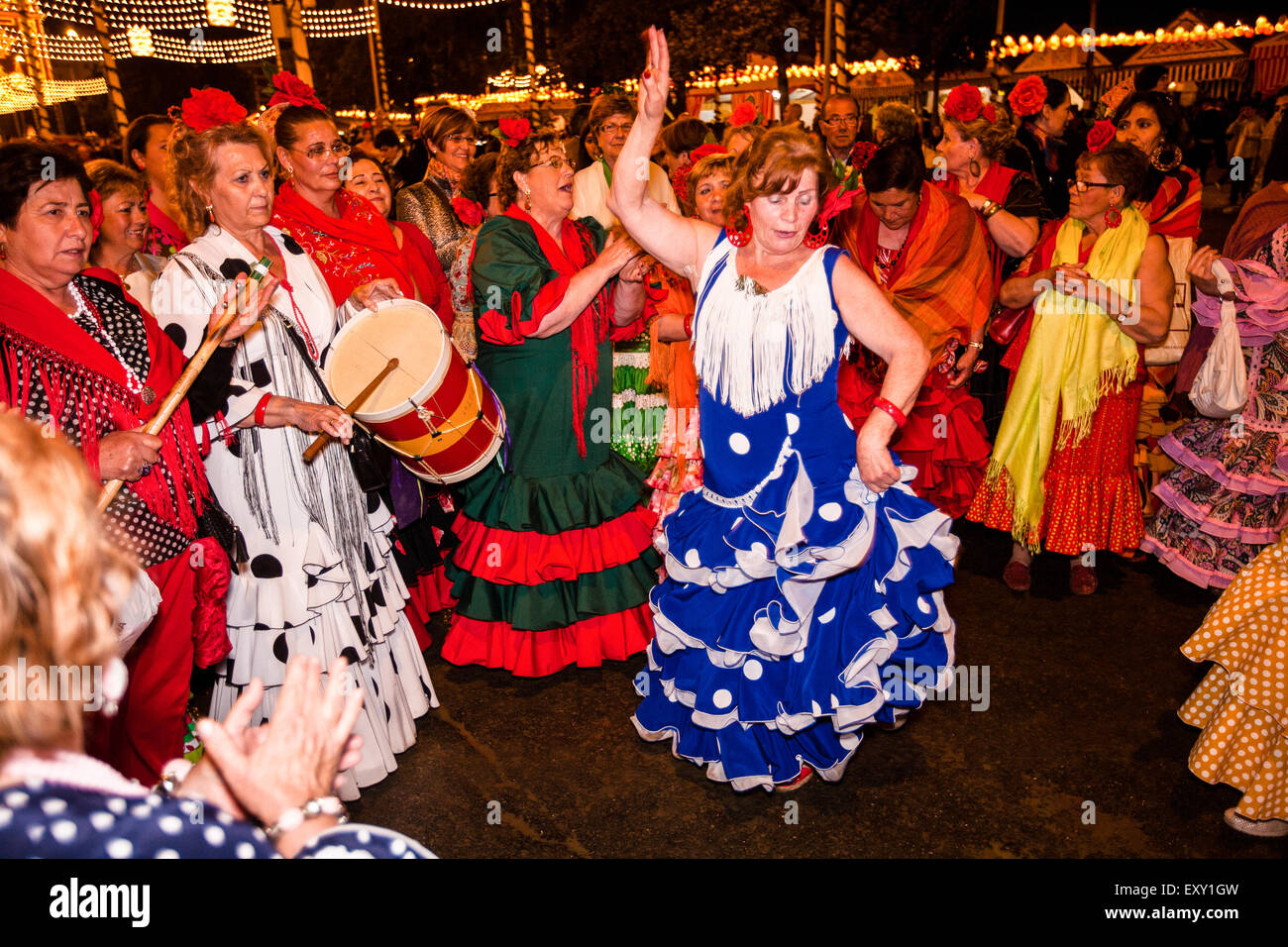 Bailando al ritmo del tambor y castañuelas en el tradicional vestido de  Sevilla en Sevilla, Andalucía, España, Europa. En la Feria de Abril  Festival. © Fotografía de stock - Alamy