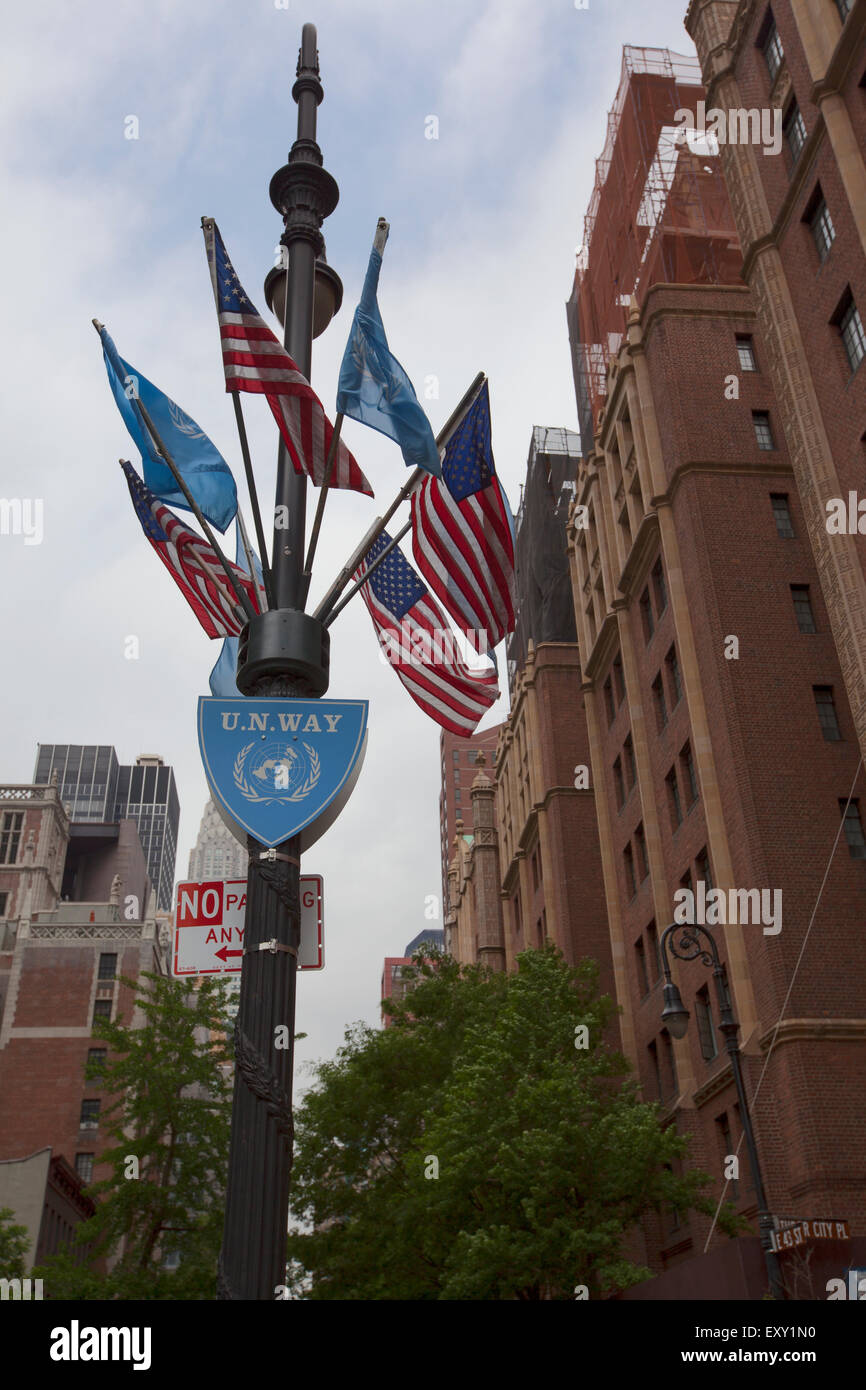Señal de las Naciones Unidas sobre lampost en Manhattan Foto de stock