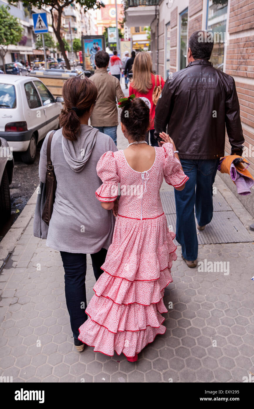 Niña vestidos tradicionales en Sevilla en Sevilla, en el centro de Sevilla,  Andalucía, España, Europa. Durante la Feria de Abril Festival. Él  Fotografía de stock - Alamy
