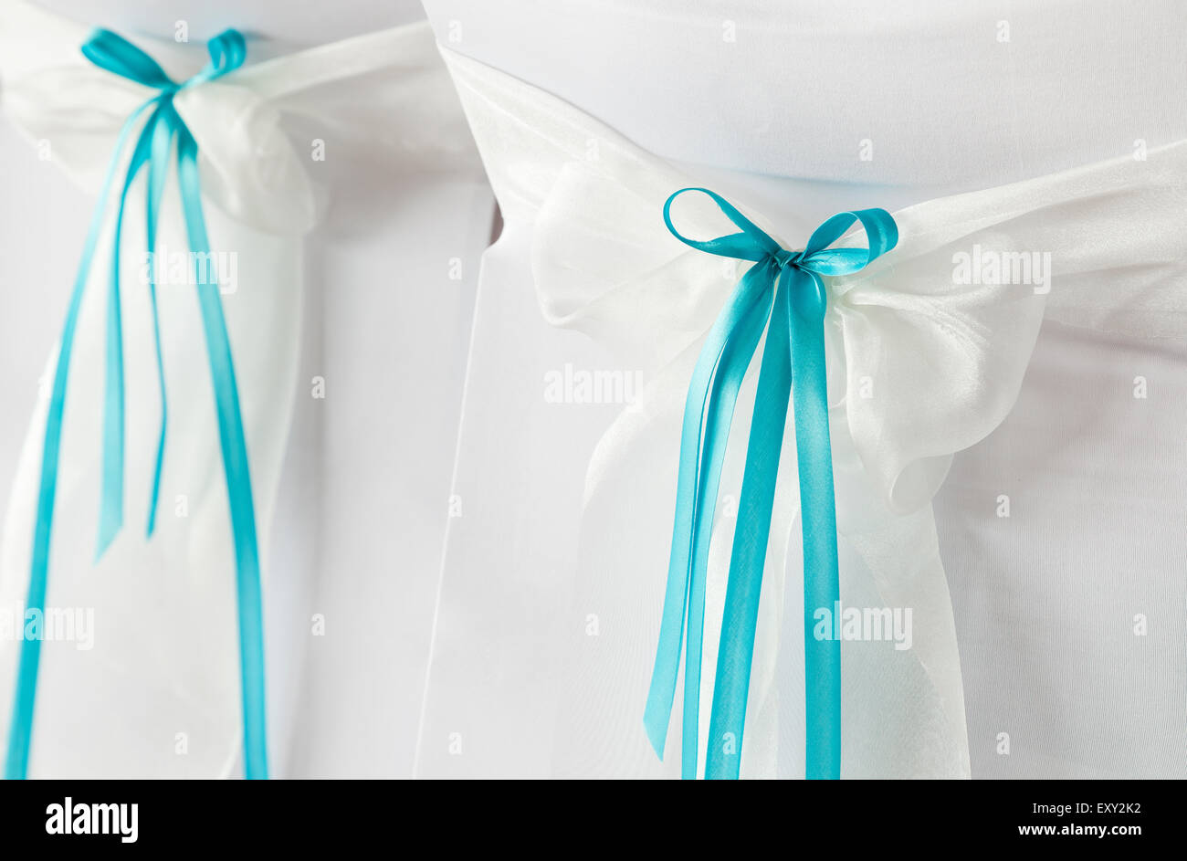 Sillas de boda con cintas azules. Foto de stock