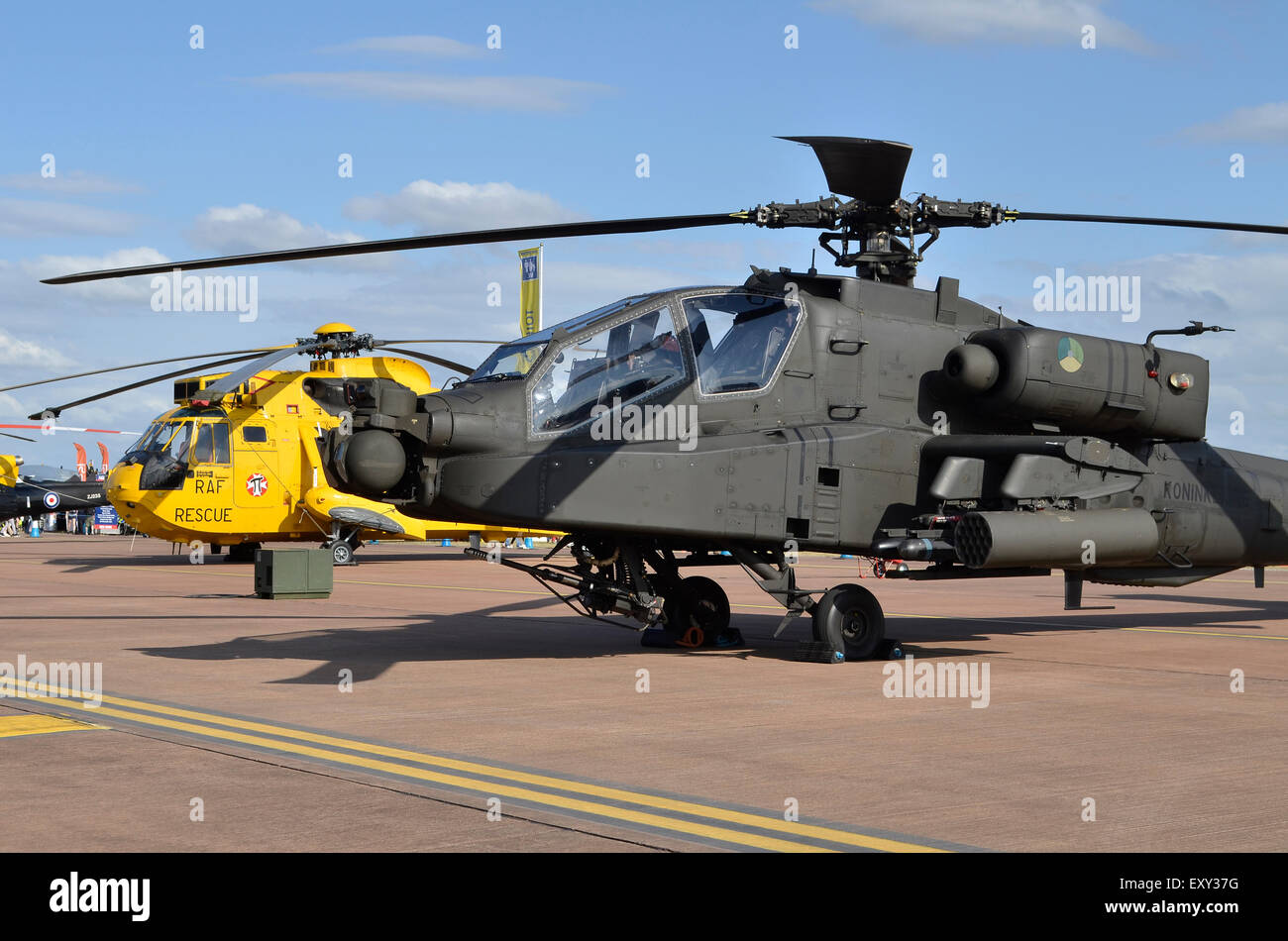 La Fuerza Aérea Real de los Países Bajos AH-64D Apache y helicópteros Sea King de la RAF en exhibición en el RIAT 2015, Fairford, en el Reino Unido. Crédito: Antony Ortiga/Alamy Live News Foto de stock