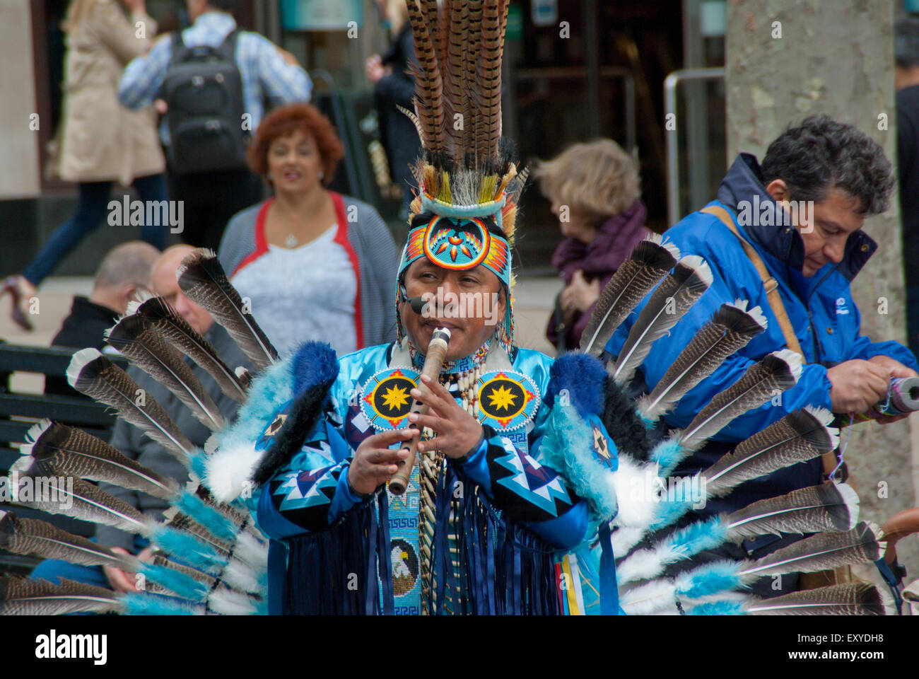 Músico callejero nativa de América del Sur Foto de stock