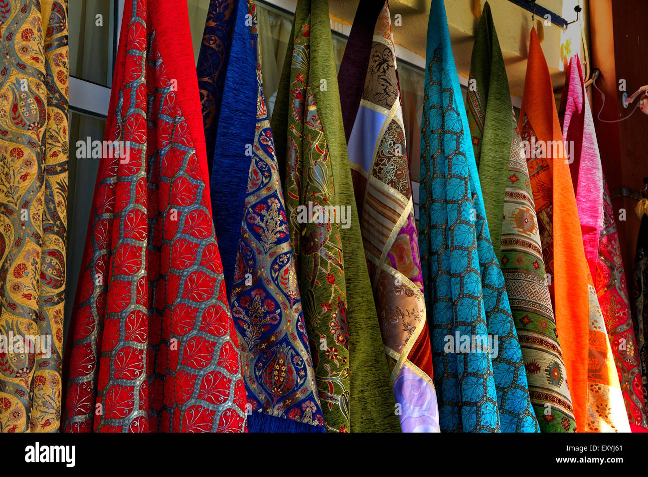 Telas artesanales en una tienda en Estambul, Turquía. Foto de stock