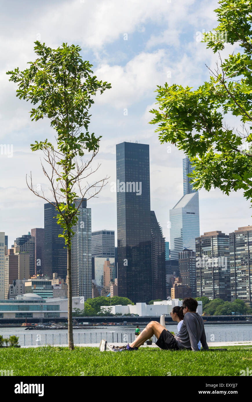 La Ciudad de Nueva York, NY, EUA, turístico parejas que disfrutan de Hunter's Point, South Park, Long Island City, East River, vistas del horizonte de Manhattan Fotografía de stock - Alamy La Ciudad de Nueva York, NY, EUA, turístico parejas que disfrutan de Hunter's Point, South Park, Long Island City, East River, vistas del horizonte de Manhattan Fotografía de stock - Alamy