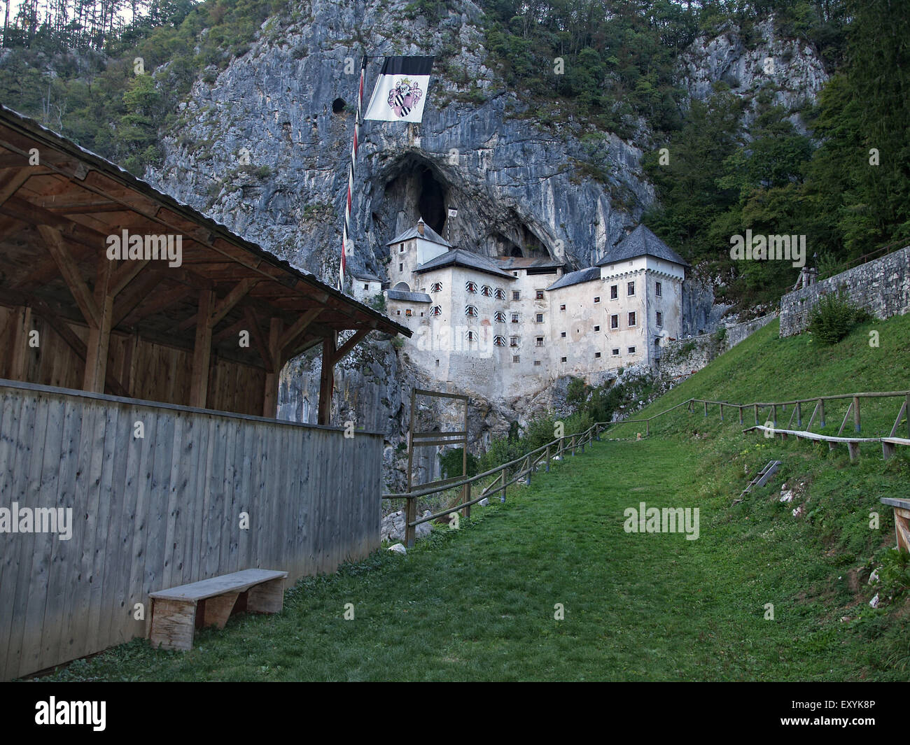 La tribuna del campo para torneos medievales con el Castillo de Predjama, en el fondo, cerca de Postojna. Eslovenia. Foto de stock