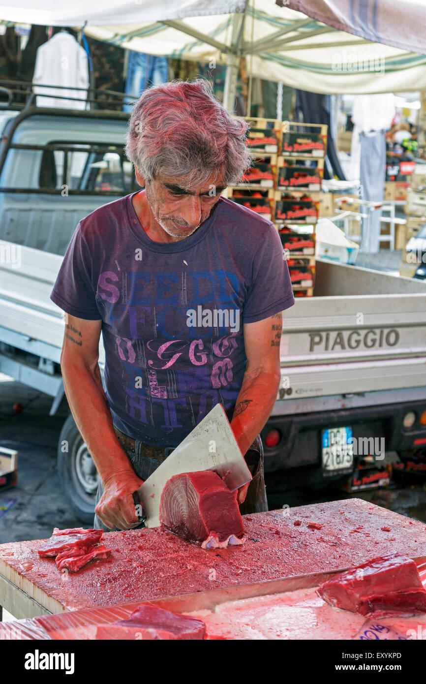 Corte trader mercado de filetes de atún, mercado al aire libre, Catania, Sicilia, Italia Foto de stock