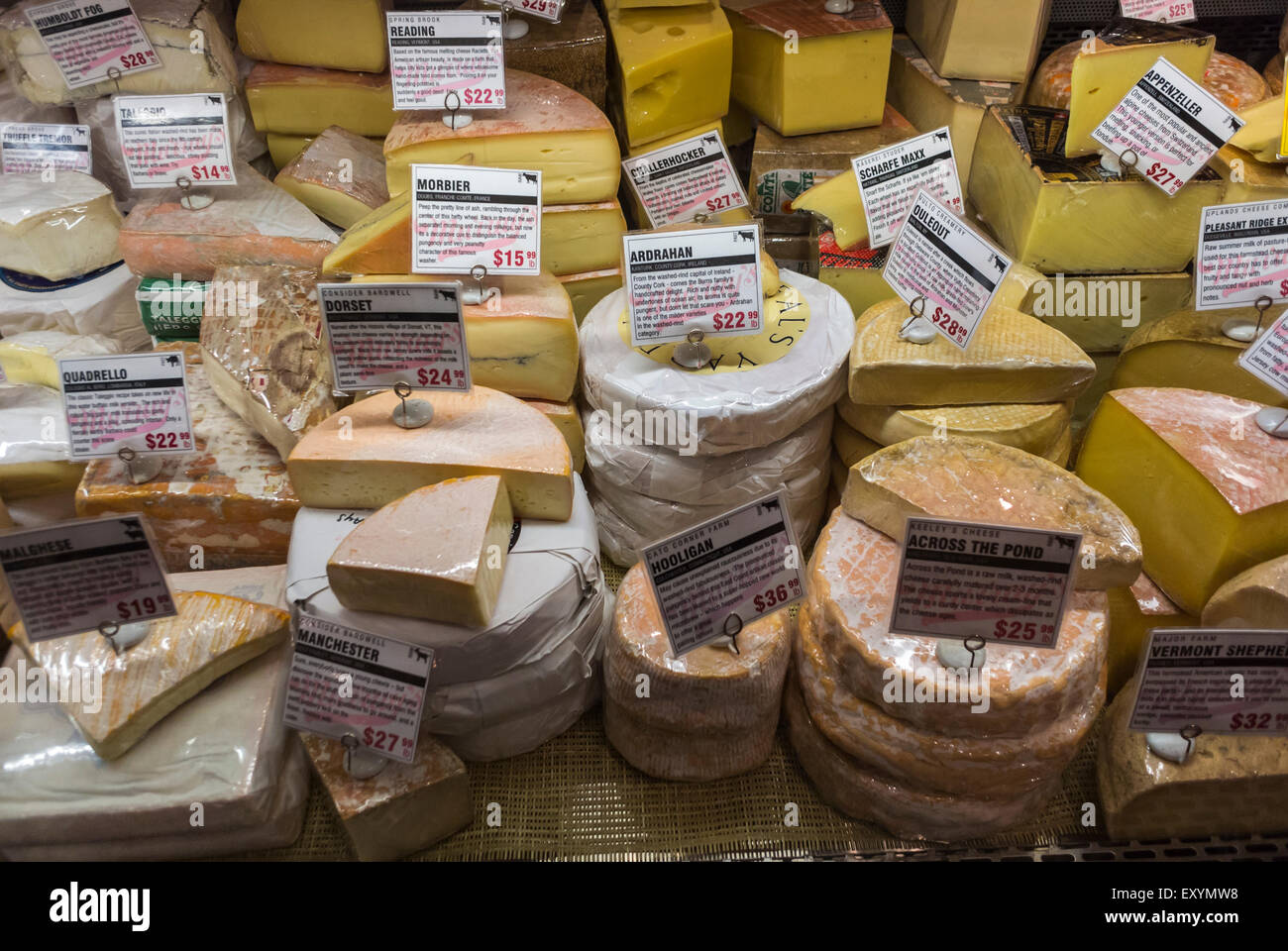 Nueva York, NY, EE.UU., Close up, exhibición de la tienda de queso en el  mercado de alimentos en la terminal de la estación central de Grand,  tiendas de proveedores de alimentos llamado