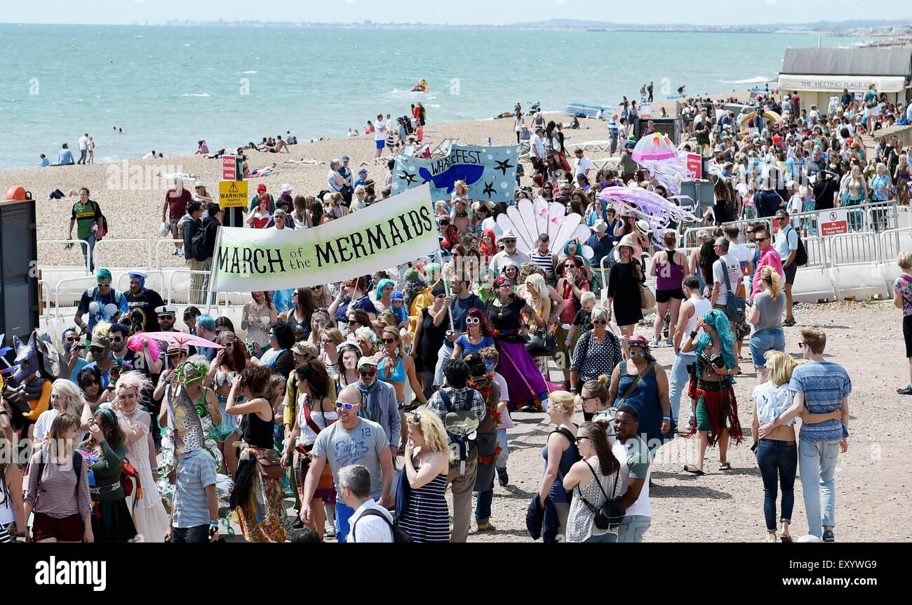 Brighton Reino Unido Sábado 18 de julio de 2015 - Cientos de personas participan en el Desfile de las Sirenas desfilan Brighton Seafront que recauda dinero para la Alianza Mundial de Cetáceos Foto de stock