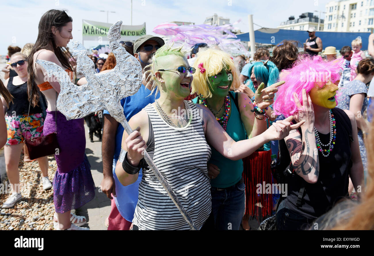 Brighton Reino Unido Sábado 18 de julio de 2015 - Cientos de personas participan en el Desfile de las Sirenas desfilan Brighton Seafront que recauda dinero para la Alianza Mundial de Cetáceos Foto de stock