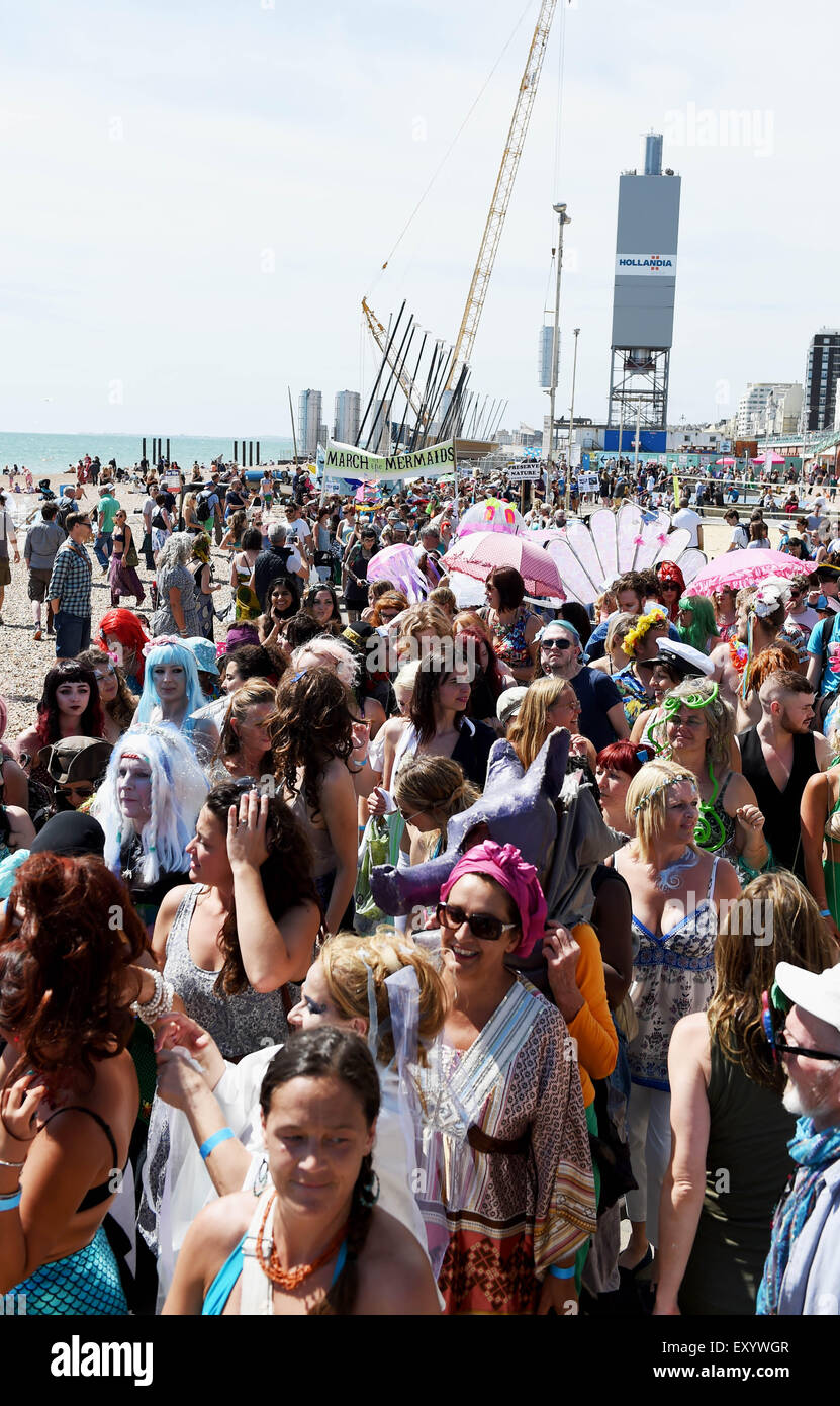 Brighton Reino Unido Sábado 18 de julio de 2015 - Cientos de personas participan en el Desfile de las Sirenas desfilan Brighton Seafront que recauda dinero para la Alianza Mundial de Cetáceos Foto de stock