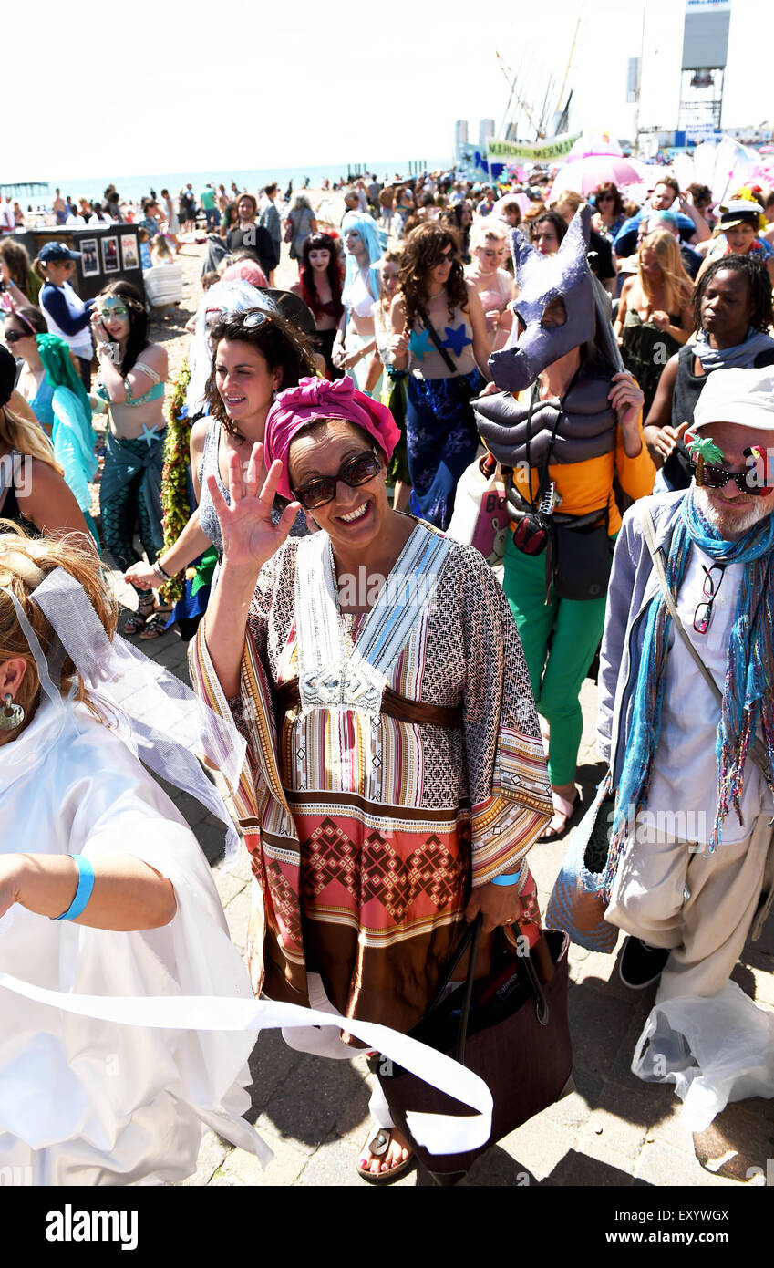 Brighton Reino Unido Sábado 18 de julio de 2015 - Cientos de personas participan en el Desfile de las Sirenas desfilan Brighton Seafront que recauda dinero para la Alianza Mundial de Cetáceos Foto de stock