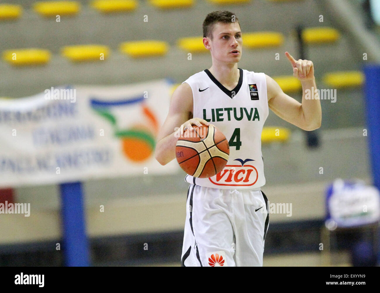 Italia Lignano :Lituania Jurgutis Zydrunas gestos durante el baloncesto  semifinales partido entre Lituania y Letonia de la U20 Campeonato Europeo  Masculino 2015 en Pala Getur sports hall de Lignano el sábado 18