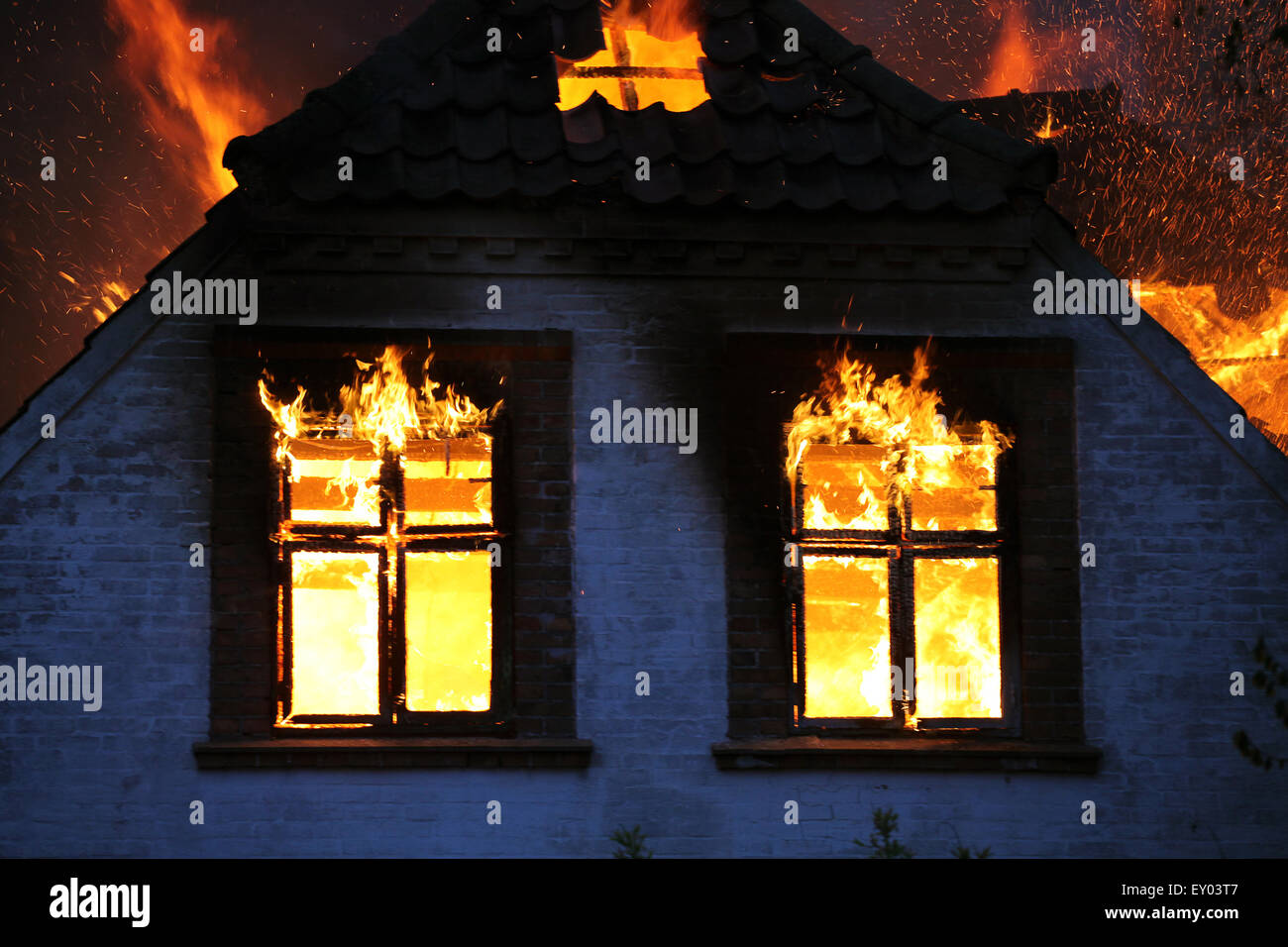 Casa en el fuego. Arde en llamas salvajes. Blaze peligrosas Foto de stock