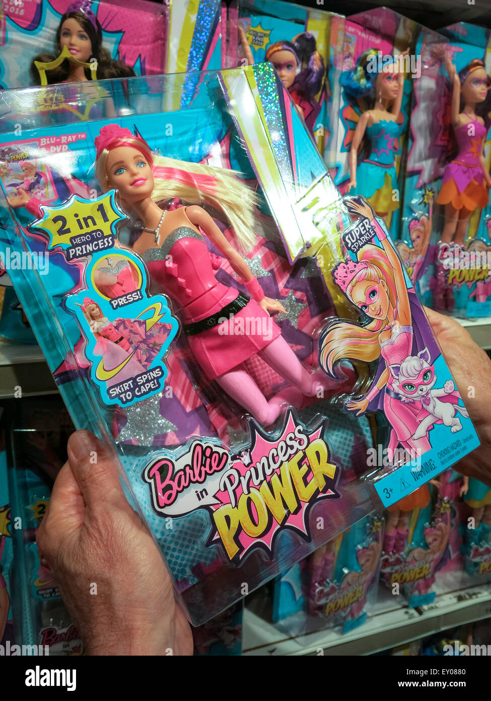 Las muñecas Barbie, el interior de la tienda de Toys R Us, Times Square,  NYC Fotografía de stock - Alamy