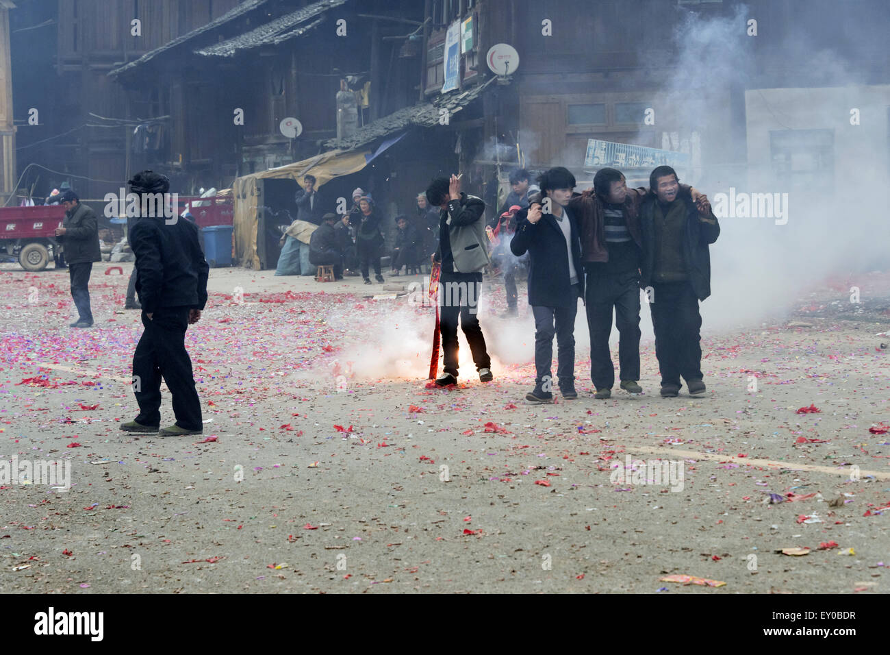 Las secuelas de las fiestas de boda, Huanggang aldea Dong, de la provincia de Guizhou, China Foto de stock