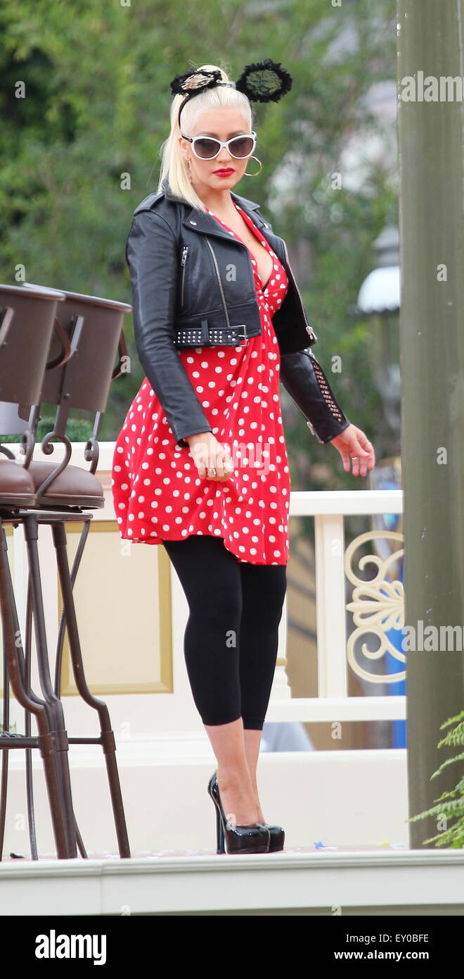 Christina Aguilera todos sonríe mientras lleva un vestido rojo de lunares y  chaqueta de cuero rematado con Minnie Mouse oídos en el lugar más feliz del  mundo Disneyland Featuring: Christina Aguilera, Matthew