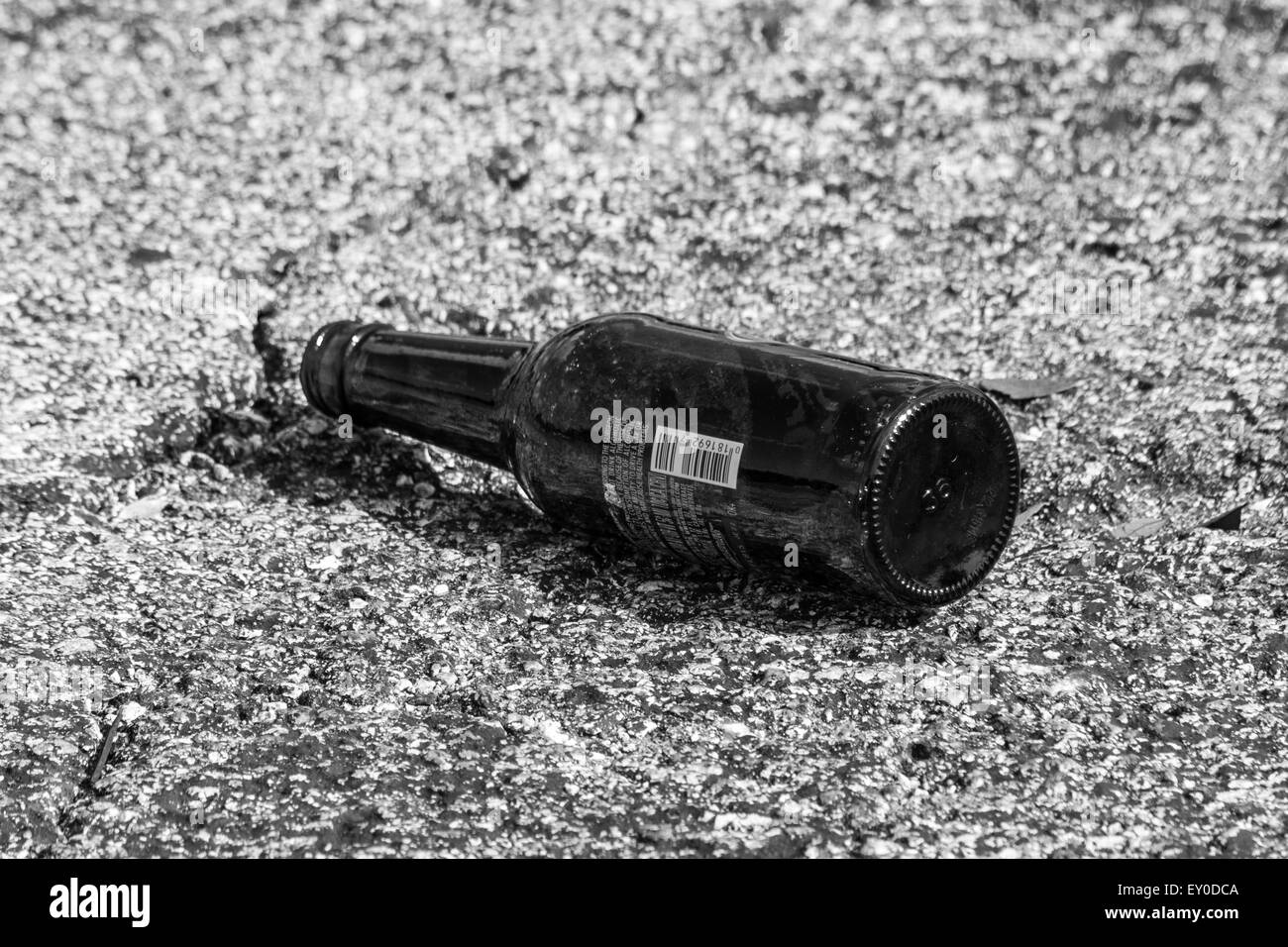 Botella de Cerveza en pavimento Foto de stock
