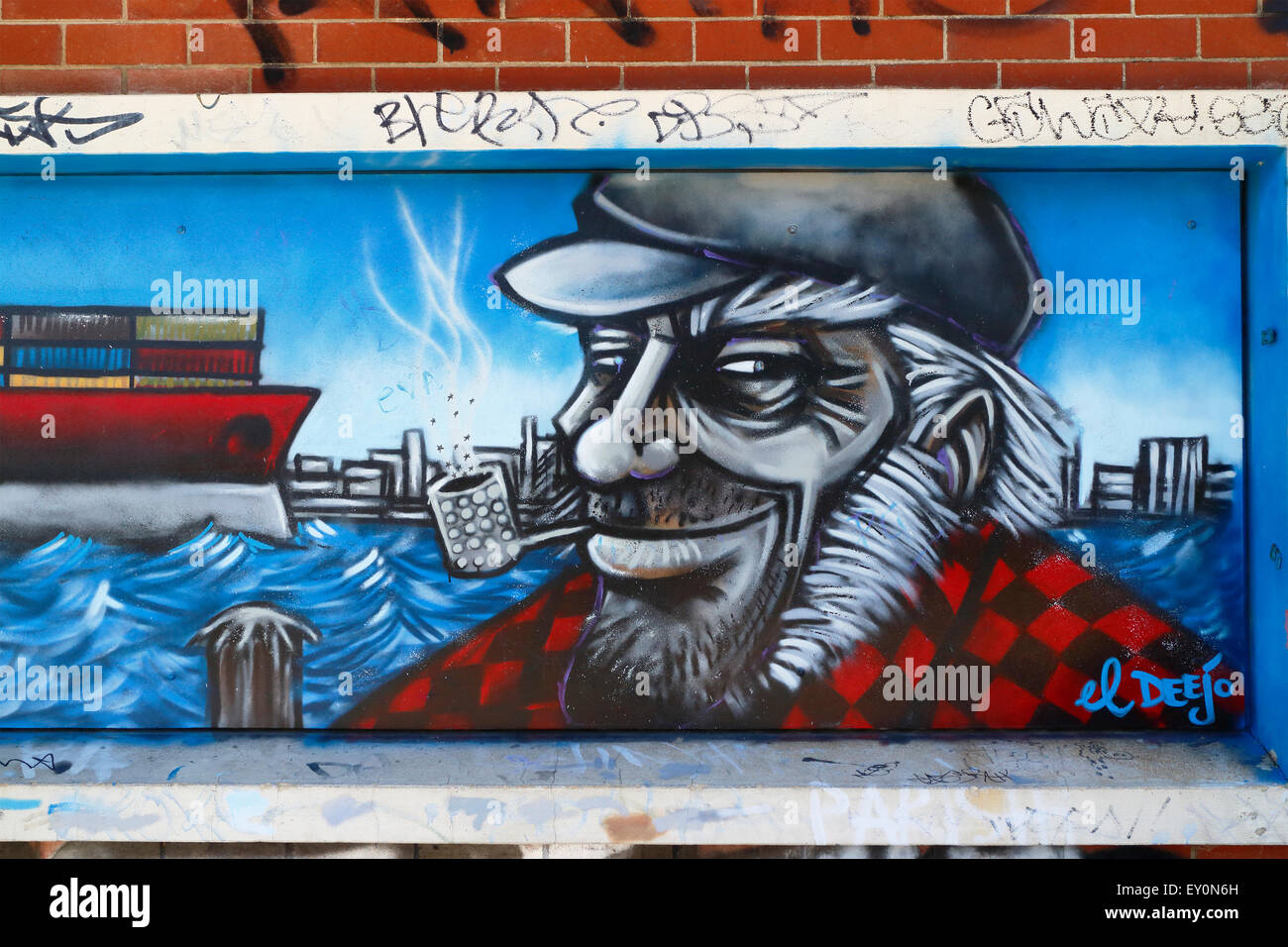 Graffiti mural de un marinero a fumar en pipa. Fremantle, Australia Occidental. Foto de stock