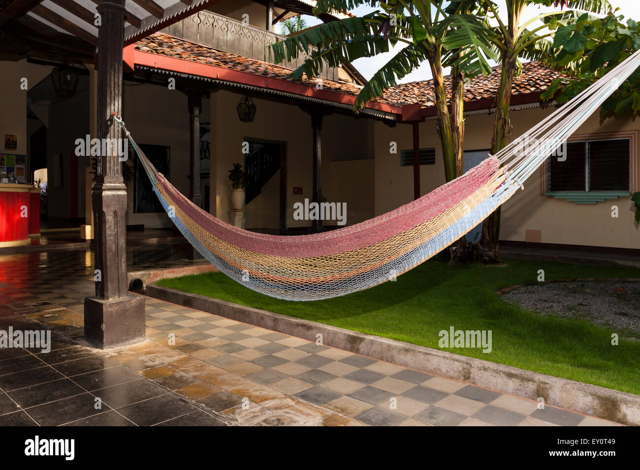 Hamaca en el patio interior de perezosos hostal en León, Nicaragua  Fotografía de stock - Alamy