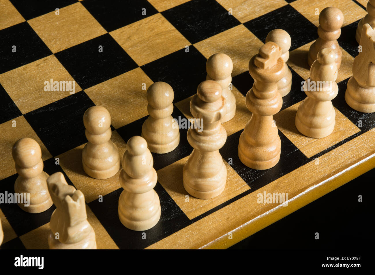 Piezas de ajedrez dispuestas para el inicio de un juego Fotografía de stock  - Alamy
