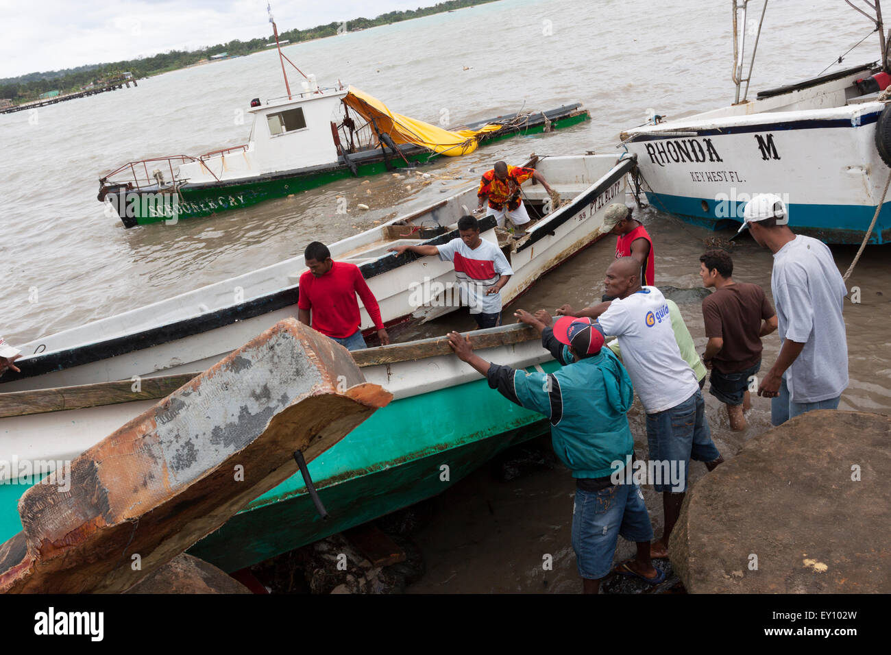 Denunciados en Velilla por usar un barco cebador en la laguna MiraCorredor