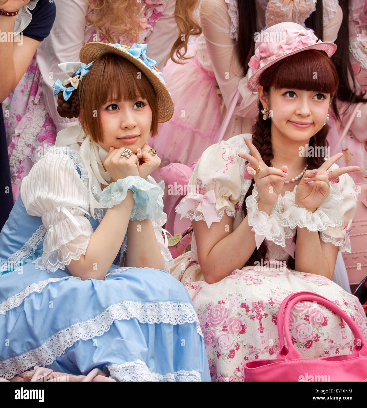 Tokio, Japón - Junio 27, 2015: Anime cosplay fans en el distrito de Harajuku en Tokio, Japón. Foto de stock