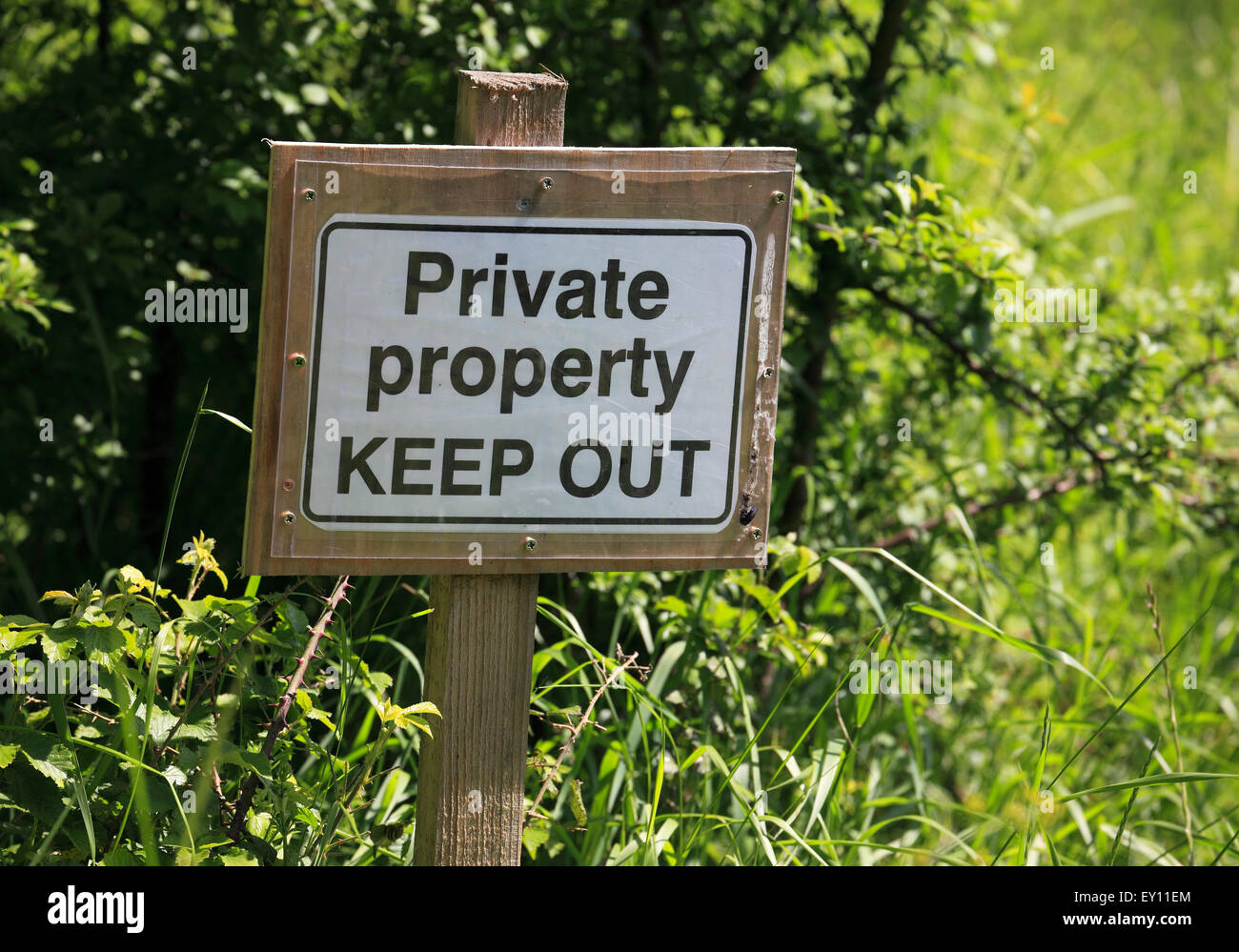 "Manténgase fuera de propiedad privada' en un cartel. Foto de stock