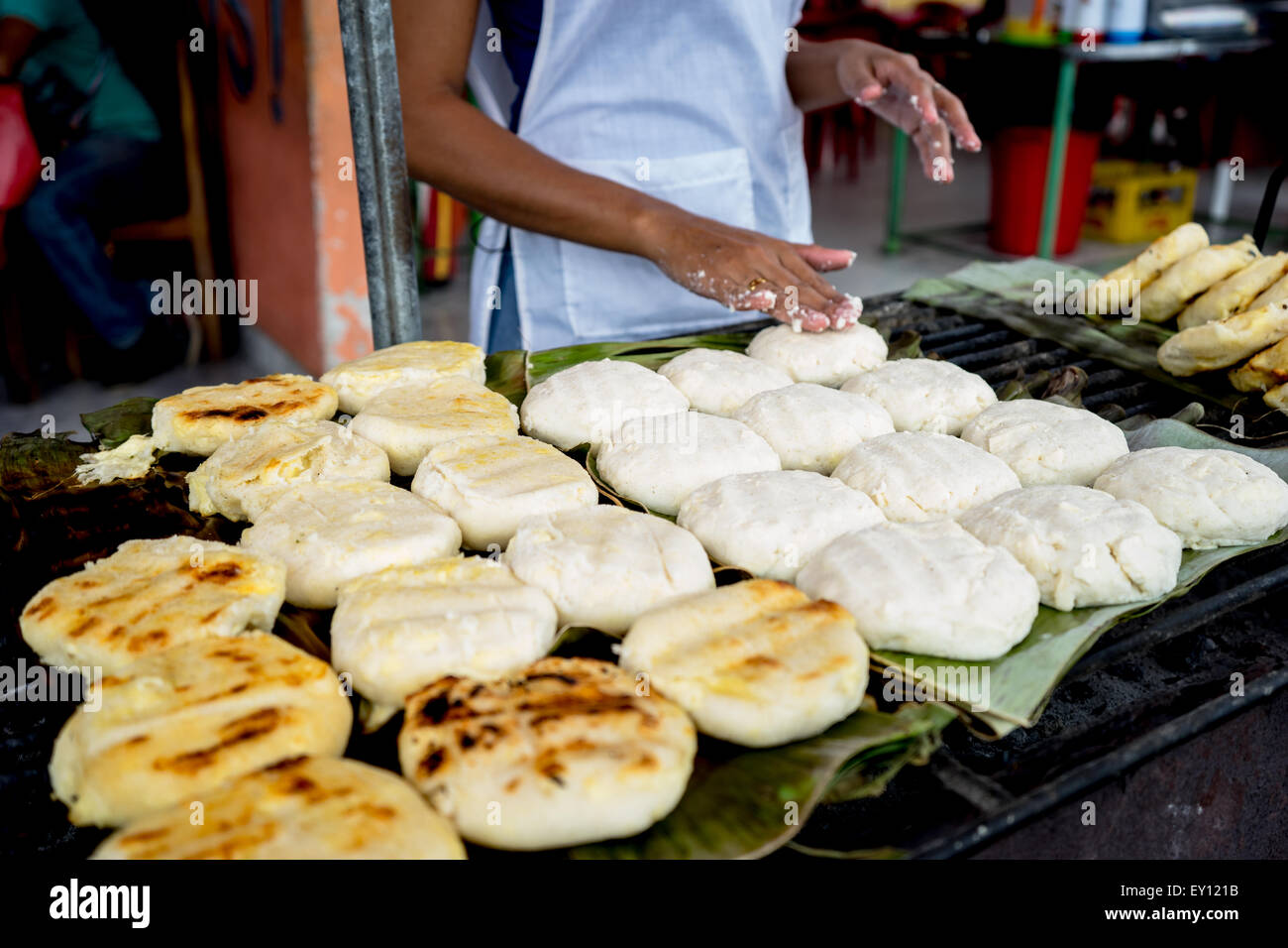 Classic La comida colombiana, las arepas, cocinar en hojas de plátano. Foto de stock