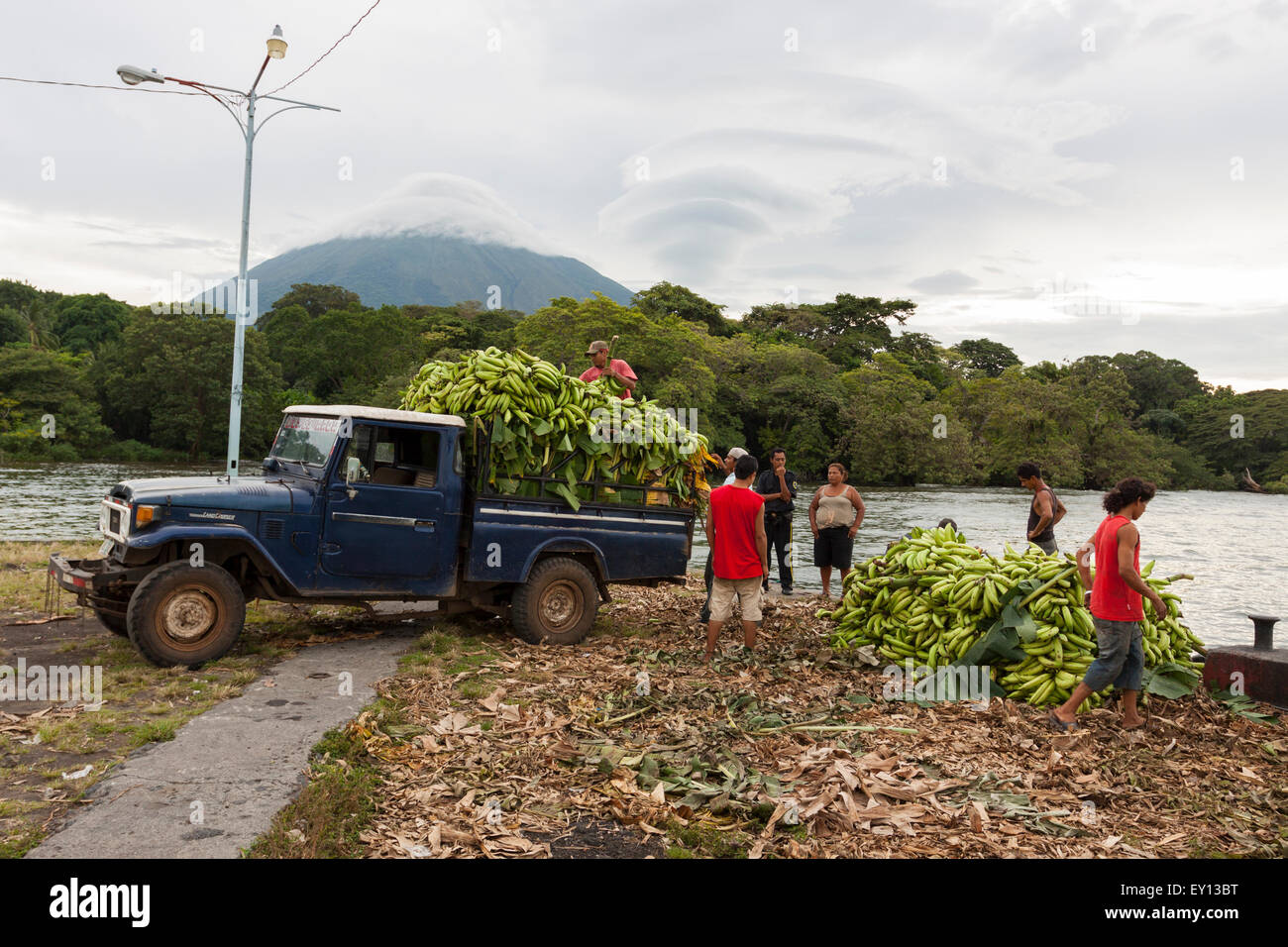 Cargando bananos en Altagracia terminal portuaria en la Isla de Ometepe, Nicaragua Foto de stock
