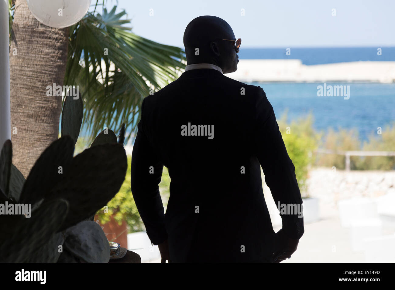 Silueta de guardia de seguridad fotografías e imágenes de alta