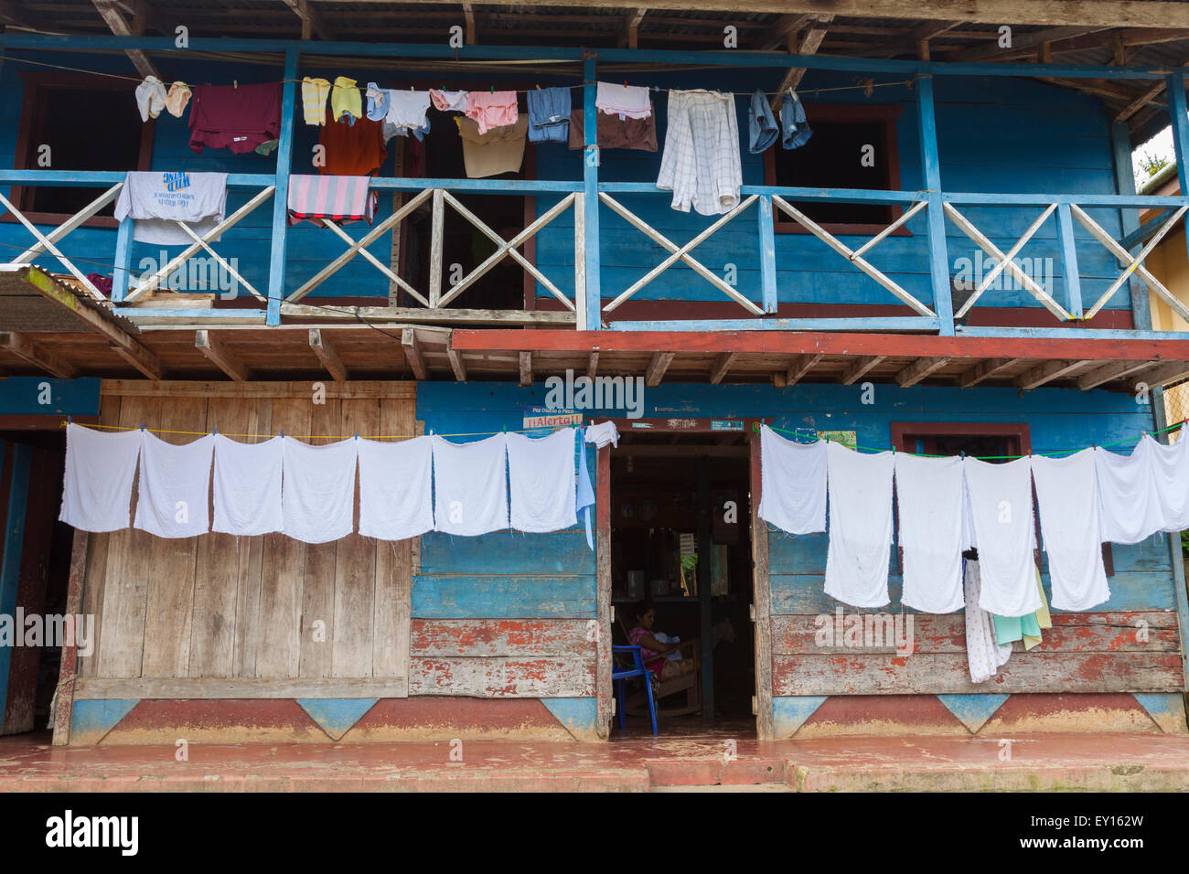 Colgar la ropa para secar fuera una tradicional casa de madera en el Castillo, Nicaragua Foto de stock