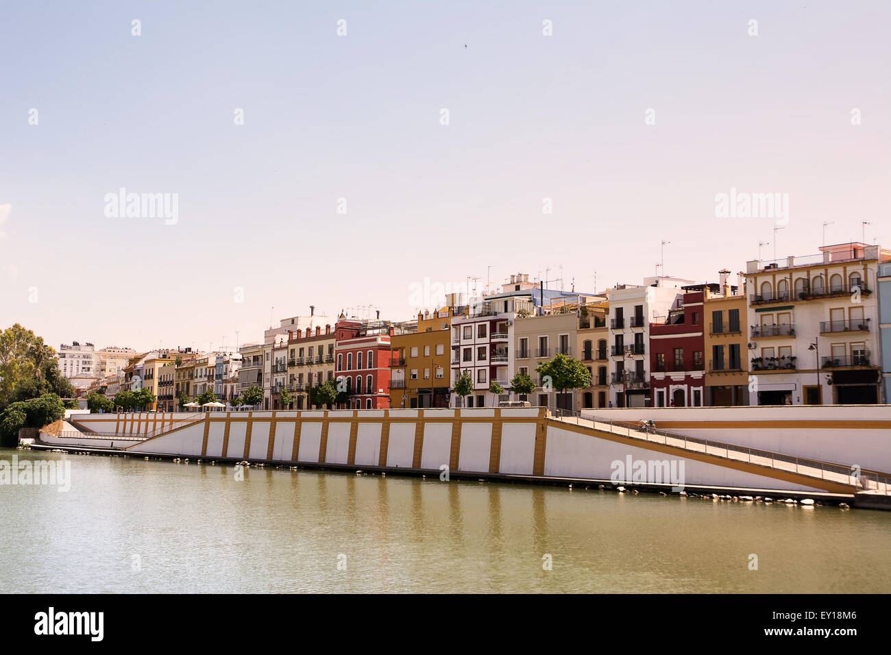 Barrio de Triana sobre el río Guadalquivir en Sevilla (España) Foto de stock