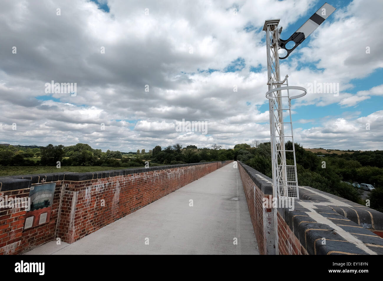 Viaducto camino peatonal y ciclista a lo largo de la restaurada Hockley viaducto en Winchester Foto de stock