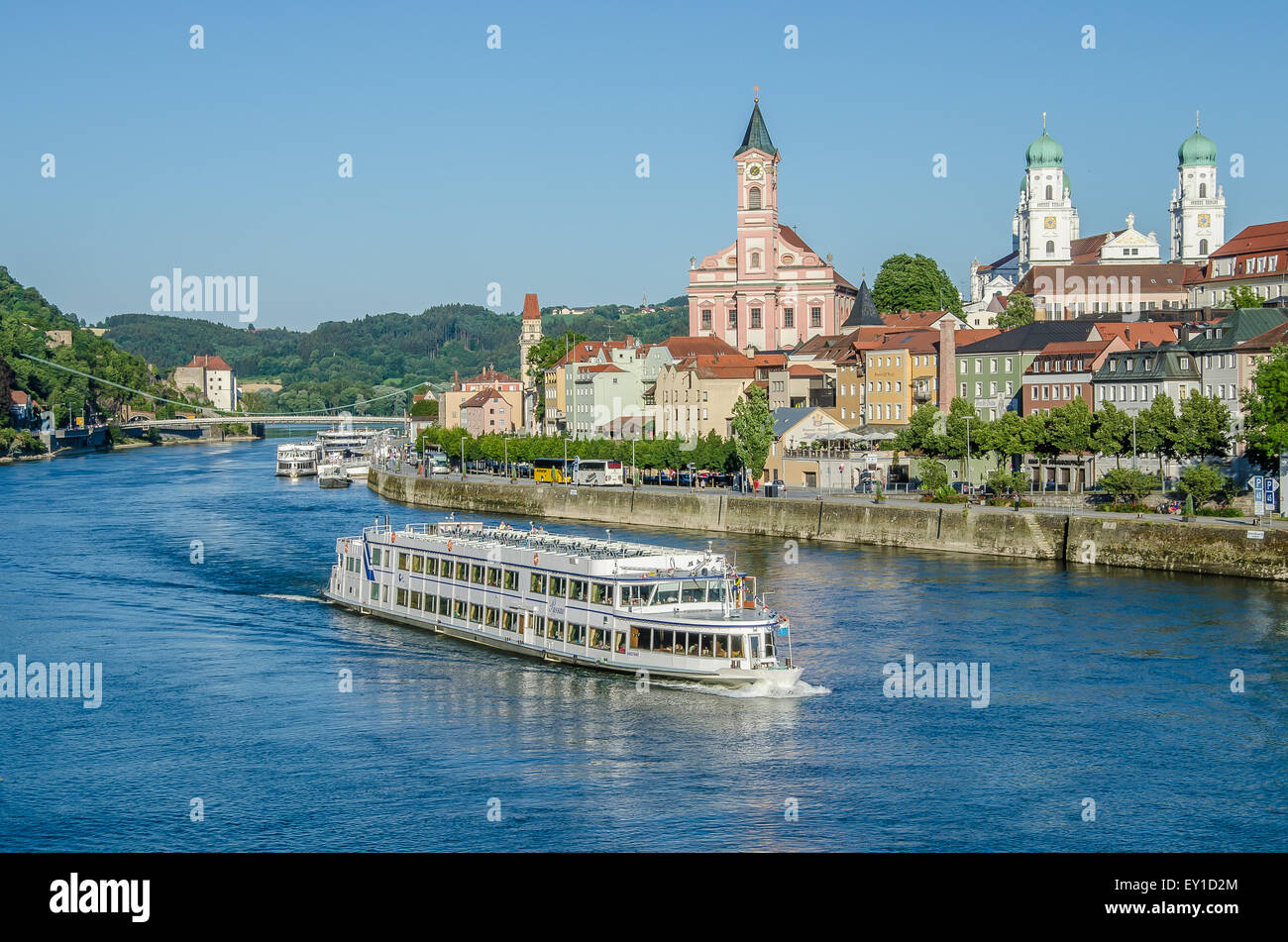 Passau vistas sobre el río Danubio hasta el casco antiguo de la ciudad con las torres de la Catedral de St. Stepehen y un crucero por el río Foto de stock
