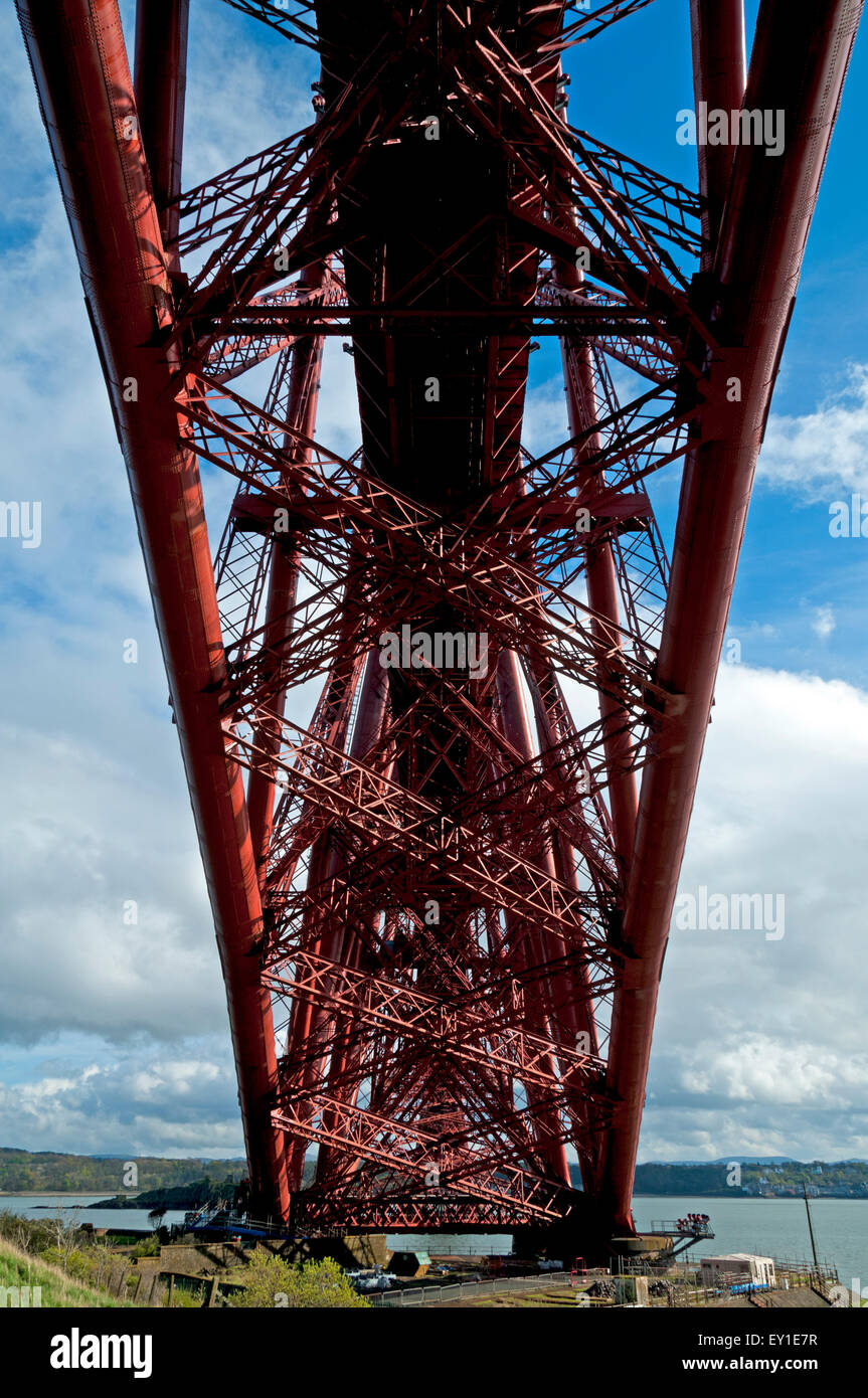 El puente ferroviario de Forth, en el Firth of Forth, desde North Queensferry, cerca de Edimburgo, Escocia, Reino Unido Foto de stock