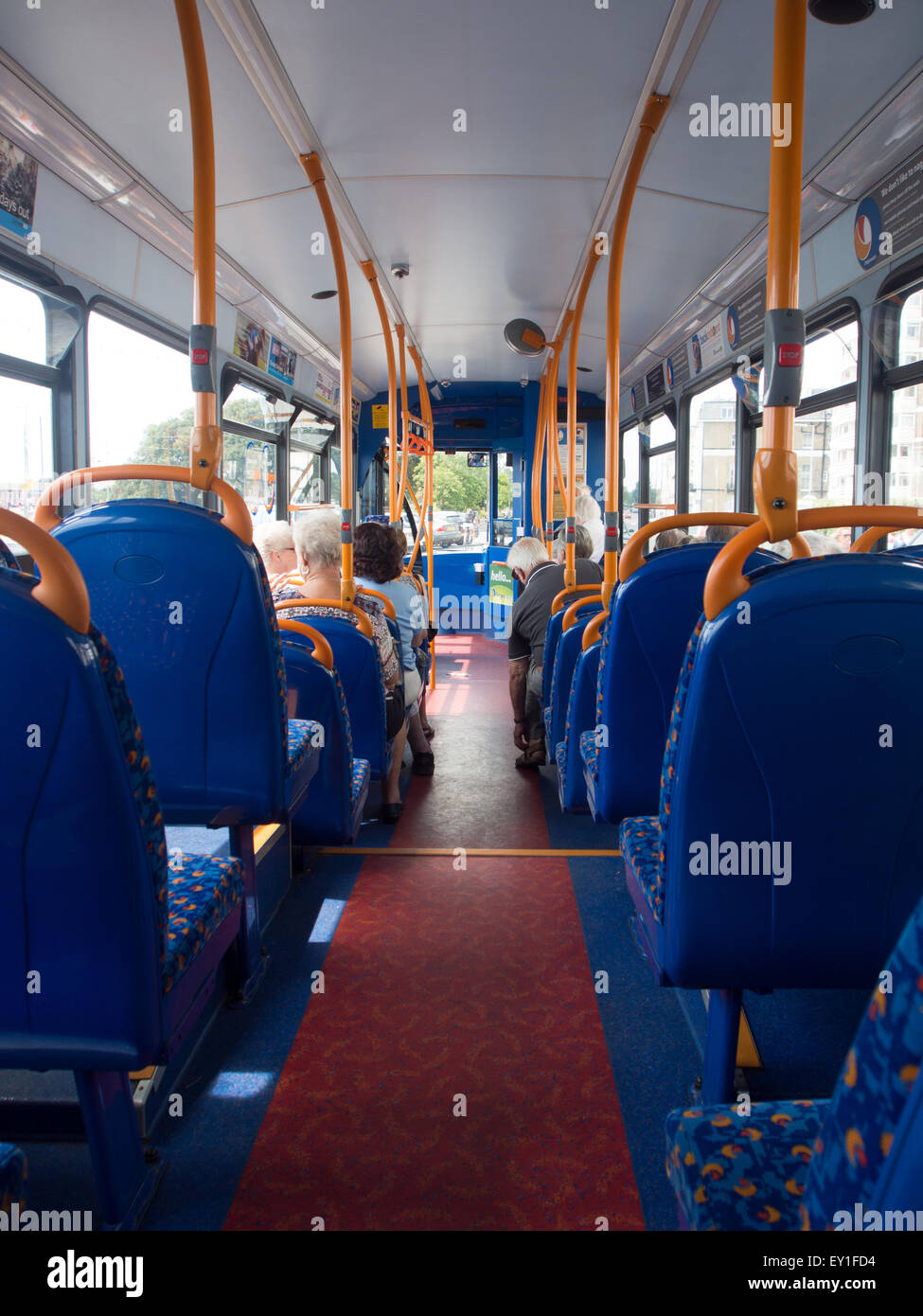 Interior del autobús de transporte público con pasajeros Foto de stock