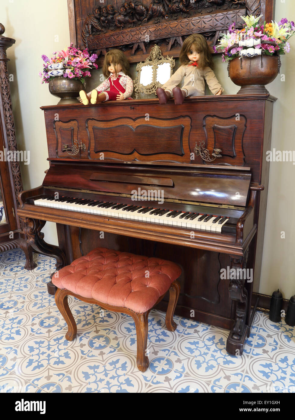 Los viejos clásicos de madera de estilo vintage (piano Fotografía de stock  - Alamy