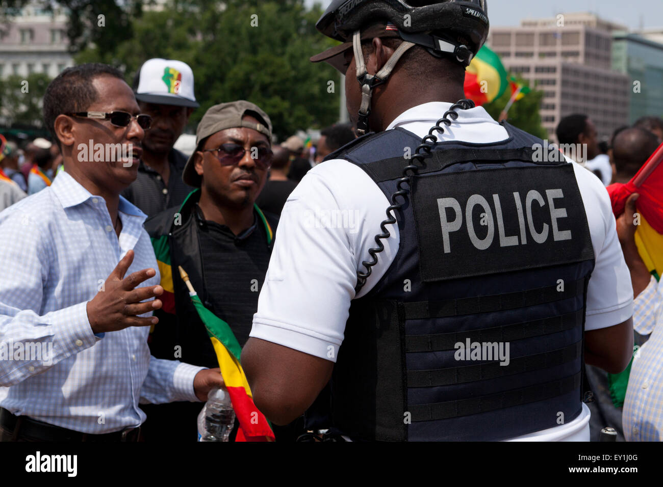 Policía con chaleco antibalas hablando con manifestantes - EE.UU. Foto de stock