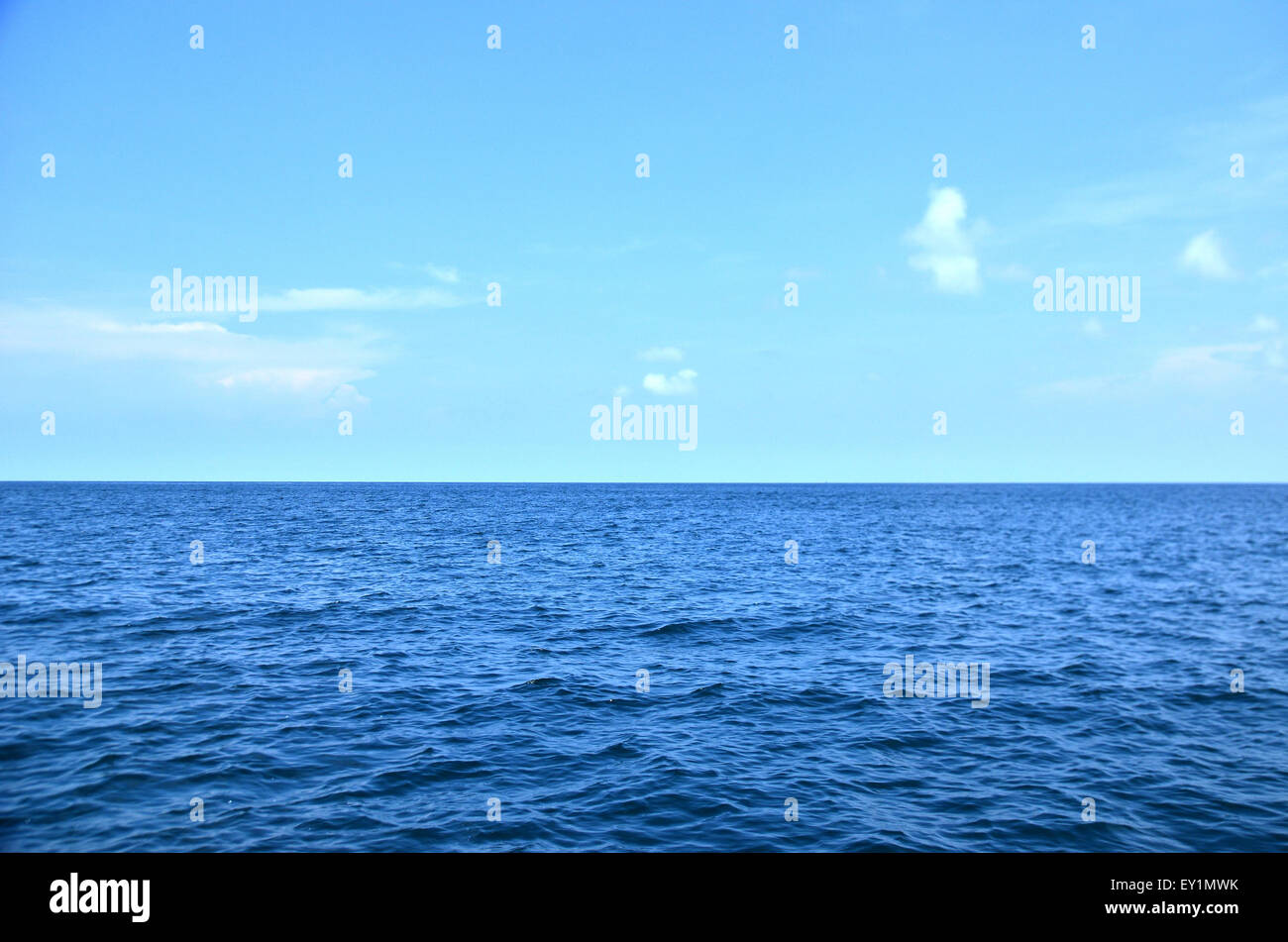 Agua ondulada y cielo azul Foto de stock