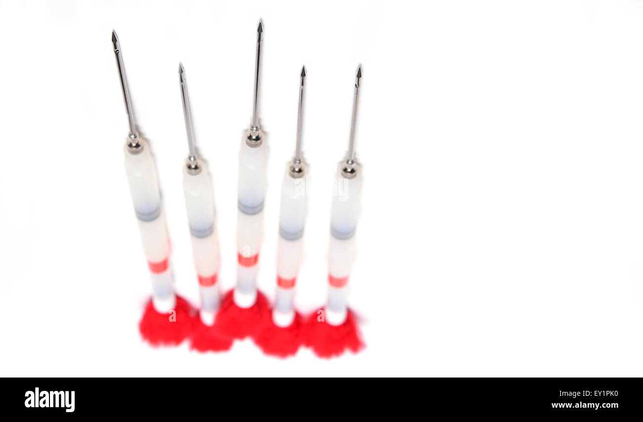 Tranquilizante dart aislado sobre fondo blanco Fotografía de stock Alamy