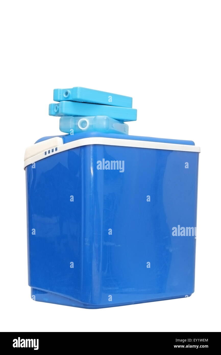 Caja de refrigeración de plástico azul con recargas sobre fondo blanco. Foto de stock